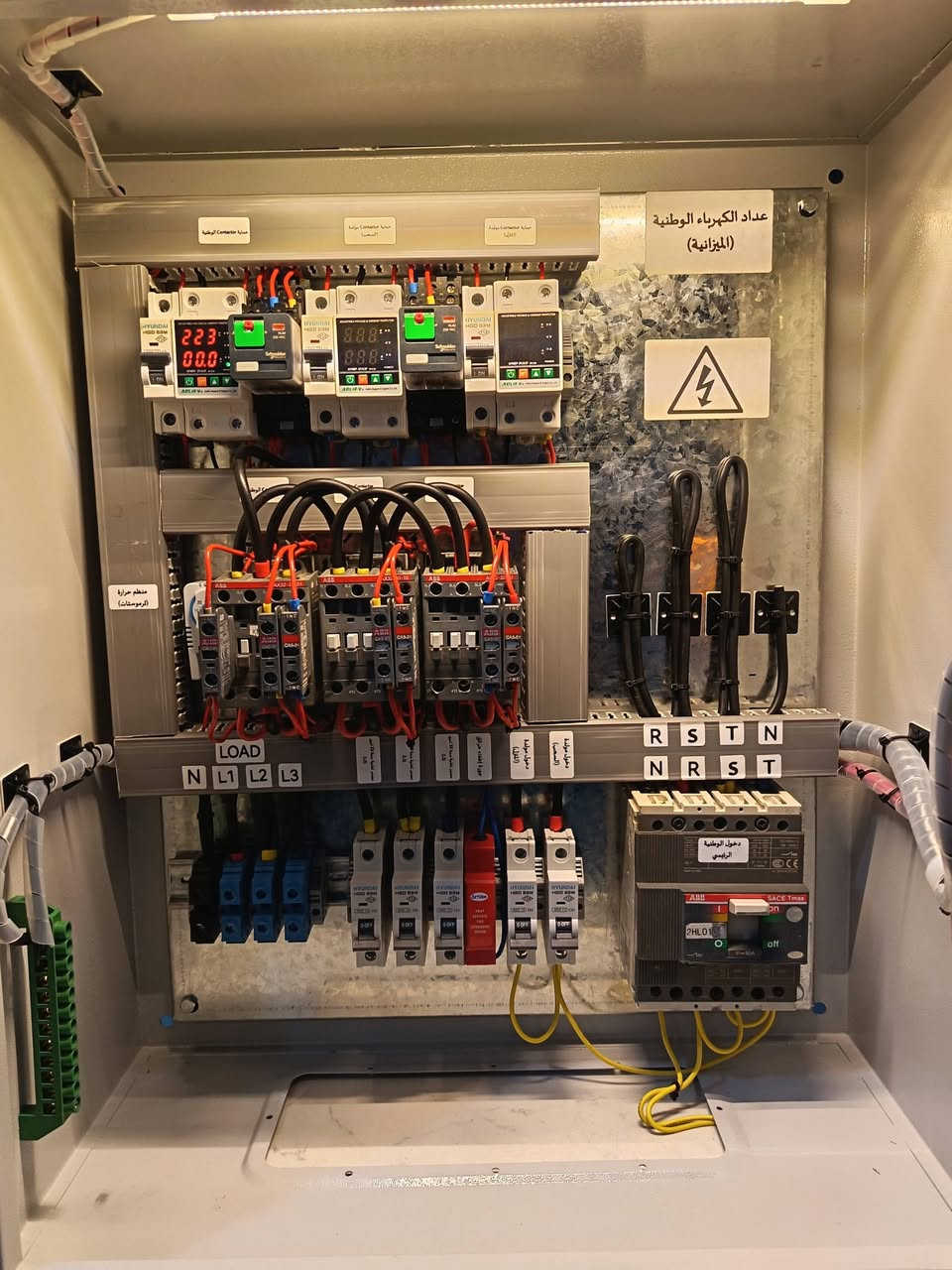 ⚙️ إتقان هندسي وأمان متكامل | من أعمالنا في درع الطاقة (PowerShield ATS) ⚡

​نشارككم إحدى اللوحات التي تم تصميمها وتجميعها وفق أعلى معايير الجودة والتنسيق الهندسية لتأمين استقرار التغذية الكهربائية وحماية الأحمال.

 نظام تحويل بين ⚡ الكهرباء الوطنية 🔄 مولدة (السحب) 🔄 مولدة (المنزل)

​🔍 أبرز المواصفات والتفاصيل الفنية داخل اللوحة:

- ​نظام حماية ومراقبة الجهد: أجهزة حماية رقمية (Digital Protection Relays) لمراقبة الفولتية والجهد وضمان سلامة الأجهزة من الارتفاع أو الانخفاض المفاجئ.

- ​تحويل آلي موثوق (ATS): استخدام كونتاكتورات نوع ABB سعة 63 امبير عالية الجودة ومجهزة بإنترلوك الميكانيكي والكهربائي لضمان عملية تحويل آمنة بين خط الوطنية والمولدات.

- ​قاطع رئيسي مدمج: قاطع دقيق (MCCB) نزع ABB سعة 80 امبير لدخول الوطنية الرئيسي لحماية النظام من التيارات العالية والقصر (Short Circuit). 

-​ ترقيم وتسمية دقيقة (Labeling): وضع علامات ومسميات واضحة لكل مصدر (R, S, T, N) والأحمال (LOAD N, L1, L2, L3) لسهولة الفحص والصيانة مستقبلاً.

- ​ترتيب وتوجيه الكوابل (Cable Management): تنظيم الأسلاك مع الحفاظ على مسارات واضحة ونظيفة تعكس احترافية التجميع.

- ​مكان مخصص لعداد الكهرباء (الميزانية): تجهيز اللوحة بمساحة مرتبة للتوصيل مع عداد الوطنية.

​​🛡️ درع الطاقة | حمايتك أولويتنا

نصمم ونجمع كافة أنواع لوحات التحكم والتوزيع (ATS / EV Panels / Photocell/ تشغيل وحماية المضخات (Star-Delta Starter Panels) ) بحسب الطلب والمواصفات المعتمدة.

​📞 للتواصل والاستفسار : ***********
