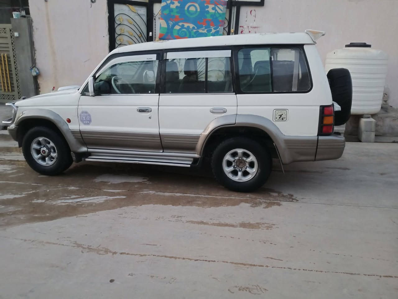 سلام عليكم باجيرو موديل 95 رقم نينوى مشروع وطني مكينه وكير بلاد جدد تخم تاير جديد صدر جديد باتري جديد كهربائيات كلها شغاله داخل جديد مابيها اي نقص سعرها 43 وبيها مجال قليل مكاني ديالى جلولاء رقم ‏‪***********‬‏
