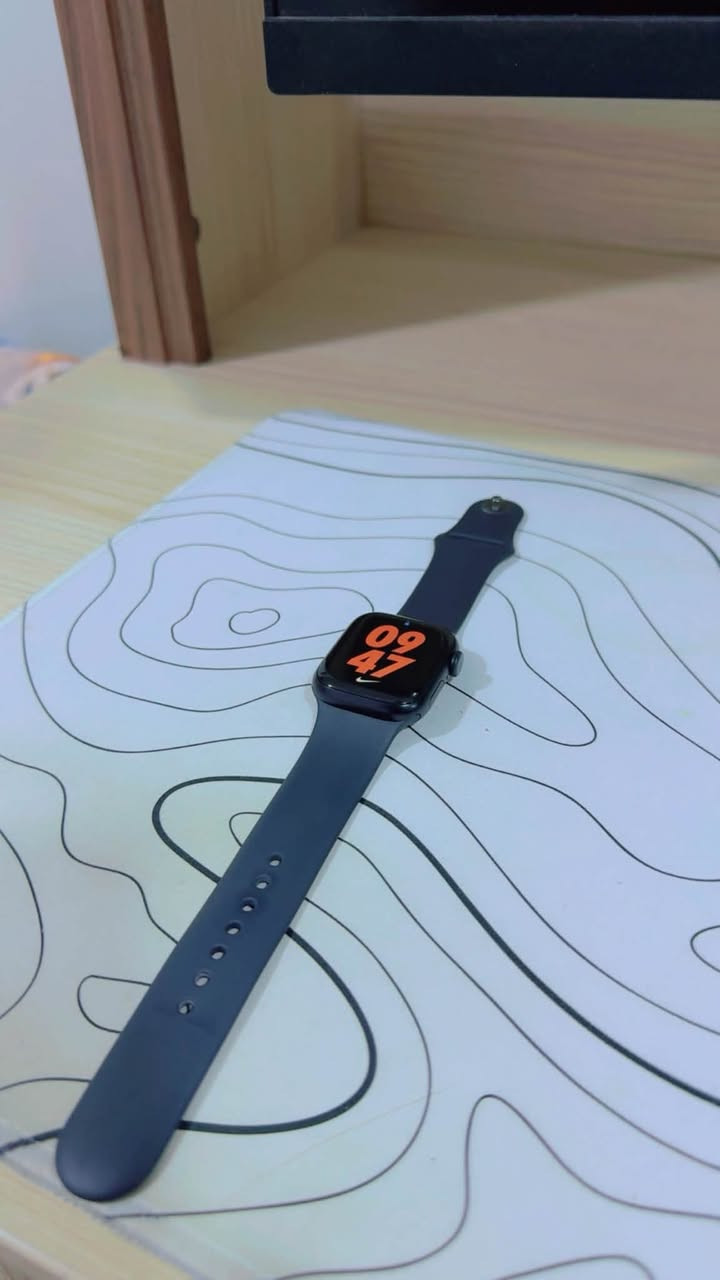 Apple Watch Series 9 GPS
ابل واتش سيريس 9 تحديد موقع  
الساعة أخت الجديدة واستعمال جداً جداً قليل، ونظافتها 99% كدام عينيك
الموديل: Apple Watch Series 9 GPS
• المعالج: معالج S9 الخارق (أسرع وأسلس أداء)
• ميزة النقر المزدوج (Double Tap): تحكم بالساعة وبالمكالمات بحركه الاصبع  بدون ما تلمس الشاشة.
• اللون: Midnight (منتصف الليل - كحلي غامق ملكي) 
• حجم 41mm
• ⁠مع سيرها الاصلي الكحلي الغامق 
• الذاكرة: 64 جيجابايت
• نسبة البطارية: 98%
مكاني بغداد 
للتواصل ***********
