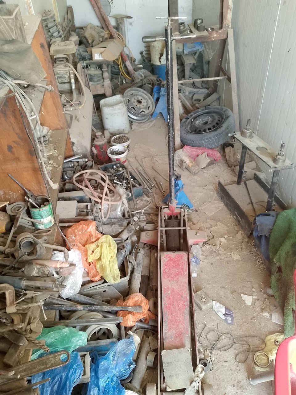 السلام عليكم كمبريسر هواء 250لتر     تاروسه بستمين   نقصه كيج وولف مال تخريج الهواء شرط الشغل 

وجك 5طن يرادله تصليح يرفع وينزل لو صجمه لو وأشر يرادله 

عنواني اليوسفية الرضوانيه 

‏‪***********‬‏

