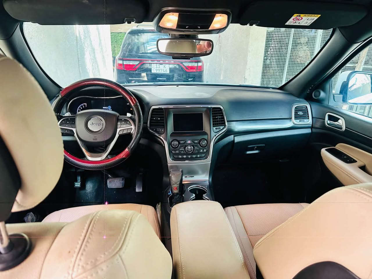 جيب 2021 لاريدو خليجي
السياره باسمي 
ماشيه 108 كيلو 
المحرك: 3.6L V6 
الكير: اوتوماتيك 8 
مقاعد جلد كهربائية 
نظام صوتي Uconnect مع CarPlay-
تحكم ستيرن كامل 
لايت زنون 
حساسات خلفية + كاميرا وقوف ذاتي 
مرايا كهرباء 
سقف ابيض بسكك جانبية
نظام مانع انزلاق + ثبات الكتروني
ايرباكات امامية وجانبية
نظام مراقبة ضغط الاطارات
 بصمة تشغيل
السياره بيها بارد بداية جاملغ ايمن وشي قليل من المثلث مال بنيد 
مكفوله من الصبغ
السعر 21400 دولار رقم صاحب السيارة ‭***********‬
