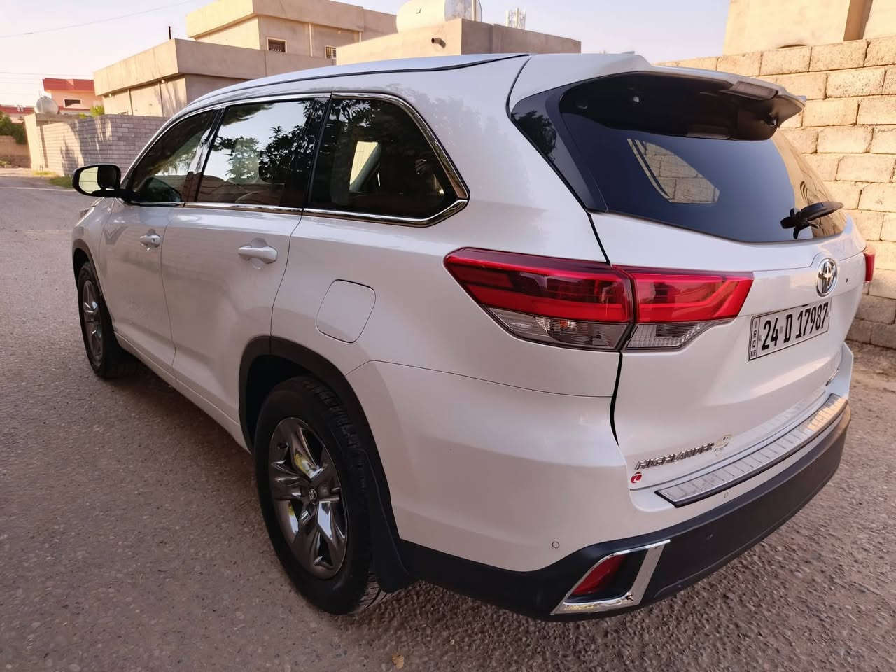 هايلاندر 2017
كلين بدون صبغ
فول مواصفات LIMITED
محرك V6.. 3.5
فور ويل. سعر ب30 ورقة والله متوازي حيل حيل 
مكاني بغداد *********** اتصال فقط
