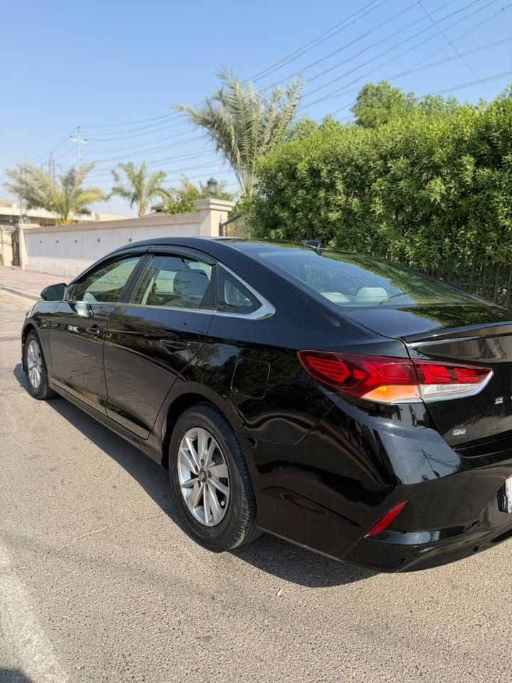 يالله 🤲
السلام عليكم 🙋‍♂️

للبيع او مراوس 🚙

سوناتا وارد امريكي ٢٠١٩

حادث جاملغ خلفي مصبوغ وقبق صندوق مبدل نفس اللون ونص الجاملغ الامامي 

سياره جاهزه من كلشي صدر وتاير وتبريد وكهربائيات كله جديد بالاضافه حمام وبوليش سياره جاهزه من كل النواحي 

تفاصيل السياره 

* المحرك: 2.4 لتر، 4 سلندر (GDI)
* القوة: حوالي 185 حصان
* العزم: 241 نيوتن.م
* ناقل الحركة: أوتوماتيك 6 سرعات
* الدفع: أمامي (FWD)
* سعة خزان الوقود: 70 لتر
* استهلاك الوقود: حوالي 12–14 كم/لتر حسب القيادة.
* عدد المقاعد: 5

التجهيزات في فئة SE غالباً:

* شاشة معلومات.
* كاميرا خلفية.
* بلوتوث وUSB وAUX.
* مثبت سرعة.
* حساسات ضغط الإطارات.
* ⁠أنظمة الأمان:

* ABS مانع انغلاق الفرامل.
* ESC نظام الثبات الإلكتروني.
* Traction Control مانع الانزلاق.
* 6 وسائد هوائية.

ترهم بيع او مراوس بسعر مناسب 

عنوان بغداد  الدولعي 

***********
متوفر واتس اب

السعر ١٠٩ وبيه مجال للشراي 

رقم شمالي انكليزي 

تريد تحويل او وكاله ماكو كل مشكله
