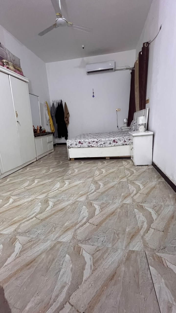 سلام عليكم بيت عندي مساحته 150 نزاله 23واجهيته 7ونص غرف 2صاله ديوانيه صحيات داخليه وخارجيه مطبخ بيت حلو ومرتب السعر خاص مكانه الصخين على الحوالي الجديد مباشر وتحياتي الكم الرقم الاستفسار ***********
