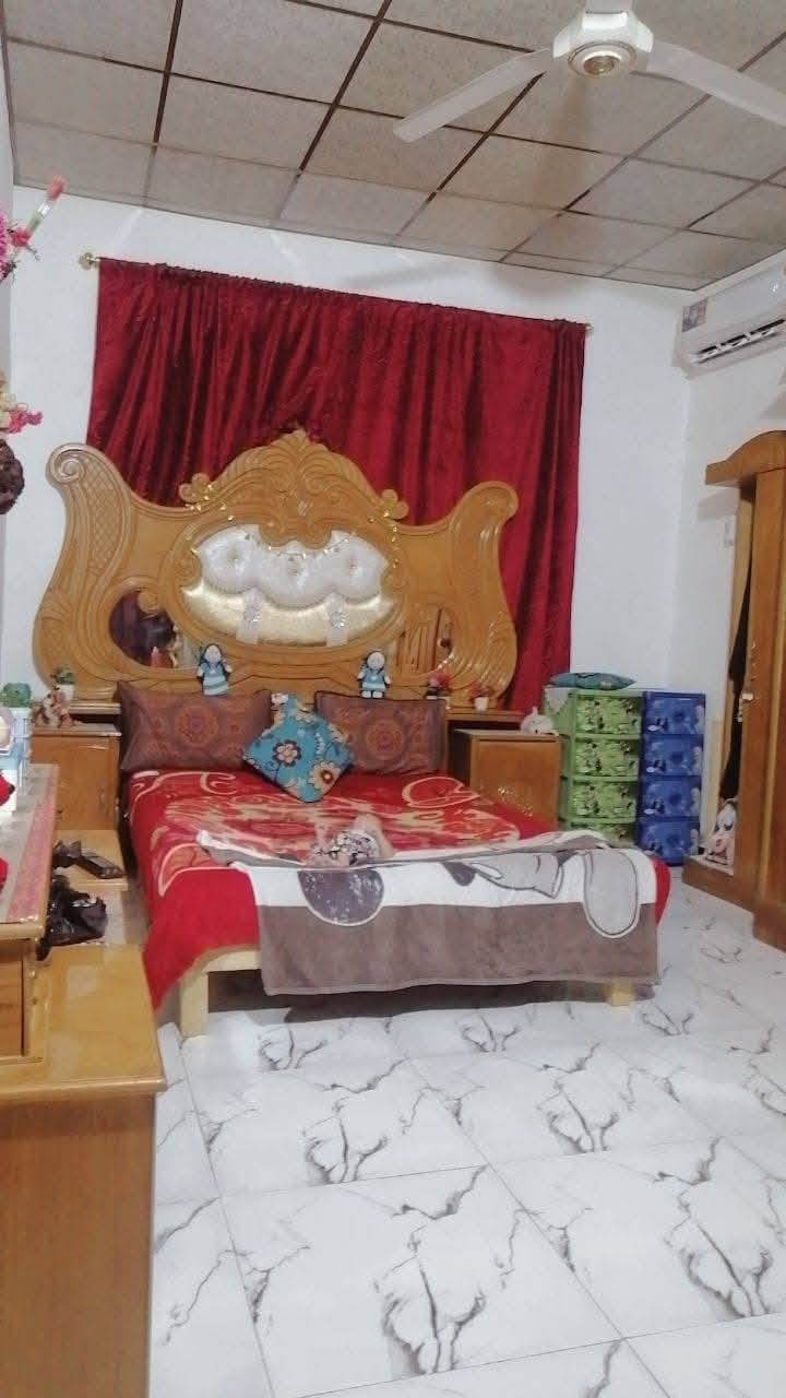 سلام عليكم
بيت تجاوز للبيع بالقبله حي جامعة قرب جامع المصطفى 
البيت عكاده بي غرفه وهول ومطبخ وحمام وطارمه
ارضيه سيراميك سقف ثانوي البيت حلوو ونظيف 
السعر 15 وبي مجال *********** واتساب
