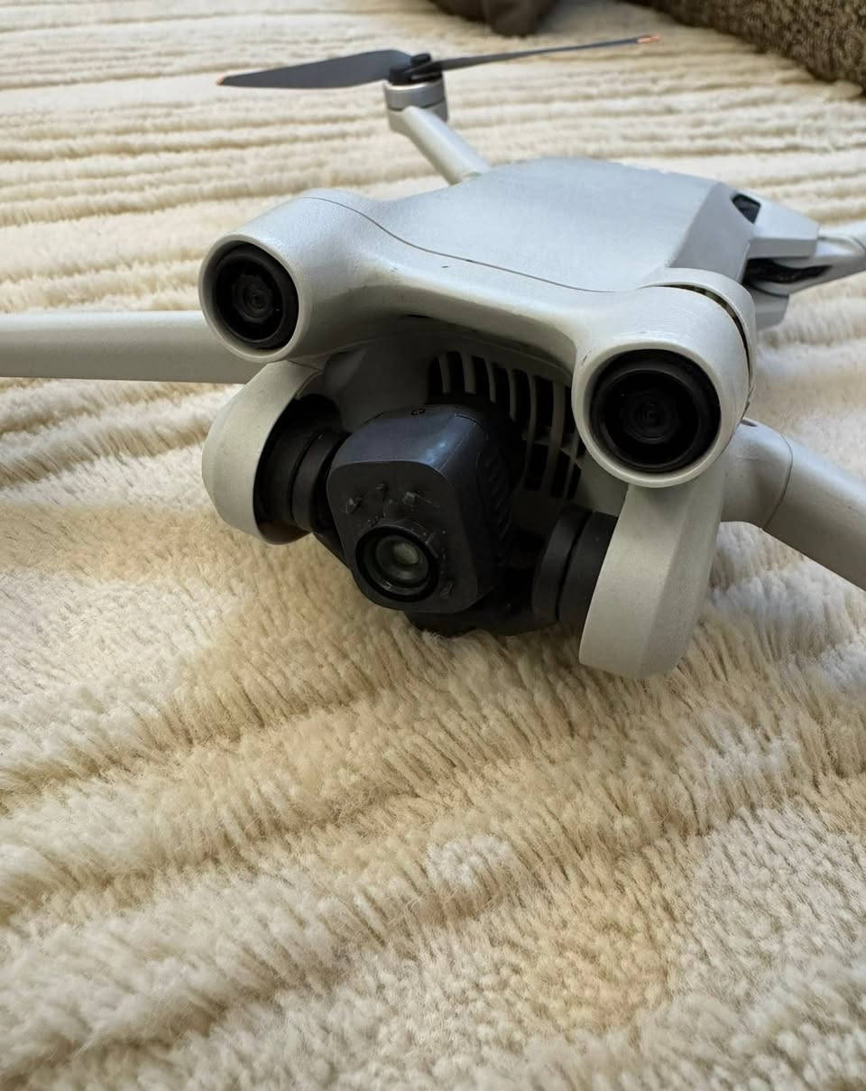درون mini3pro للبيع درون نضيفه  كلش لكن بيه نقص فقط الكفر الي يصير بل عدسه  
السعر 900 الف 
التواصل على الارقام ***********
