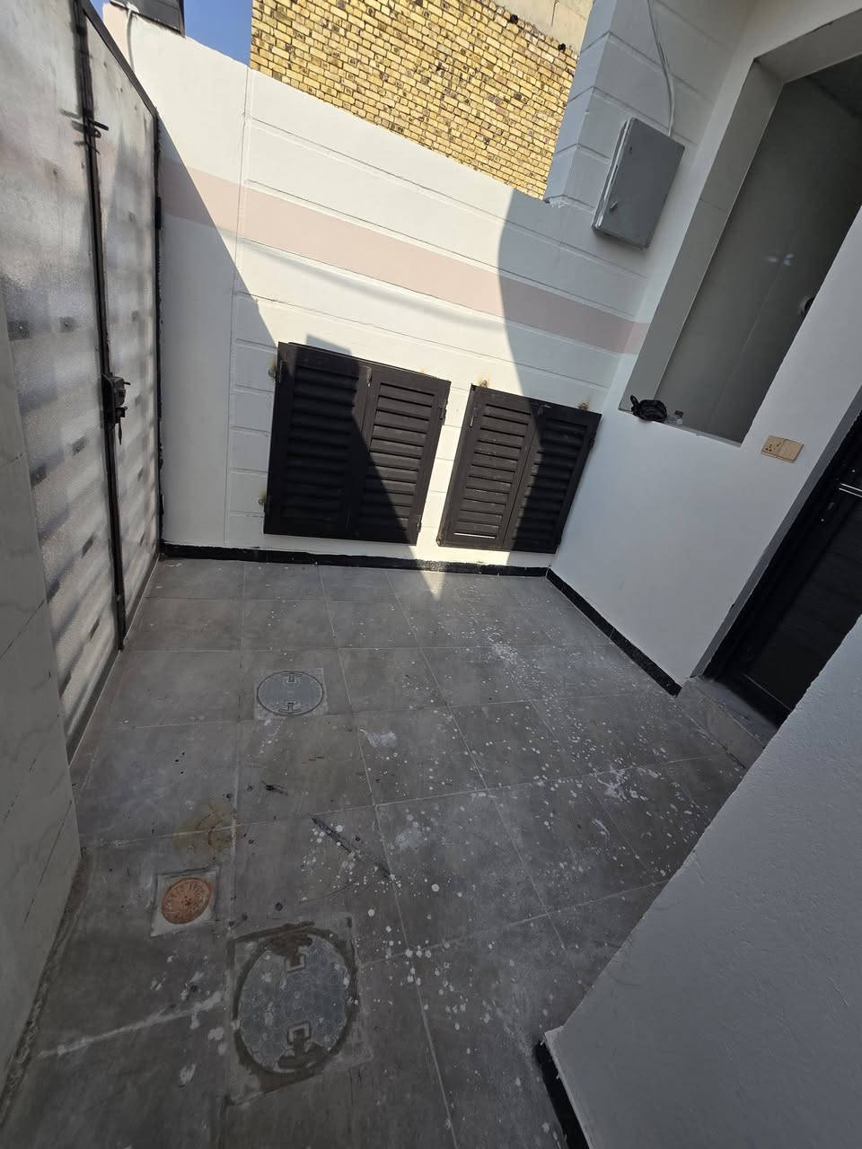 بيت عدد 2 للبيع 
جديد للبيع – جاهز للسكن الفوري! 🏡✨
​فرصة للاستثمار أو السكن العائلي الراقي في موقع مميز وهادئ.
​📍 الموقع: [حي الجامعه نهايت شارع ٢٠ ]
📐 المساحة: 115 متر مربع
🏗️ حالة البناء: بناء حديث (تشطيب سوبر ديلوكس)
​مواصفات الدار:
​غرف نوم واسعة بتصميم عصري عدد ٢ 
​صالة  مفتوحة بإضاءة حديثة
استقبال كبير وواسع 
​مطبخ مجهز ومستقل
​خدمات ومنافع متكاملة
📜 الملكية: [طابو زراعي سند ٢٥ مشمول بالتمليك ]
​📞 للتواصل والمعاينة مباشرة: مكتب علي كتاب للعقار والمقاولات العامه .حي الجامعه منتصف شارع 20 
💬 واتساب مباشرة: [*********** ]
