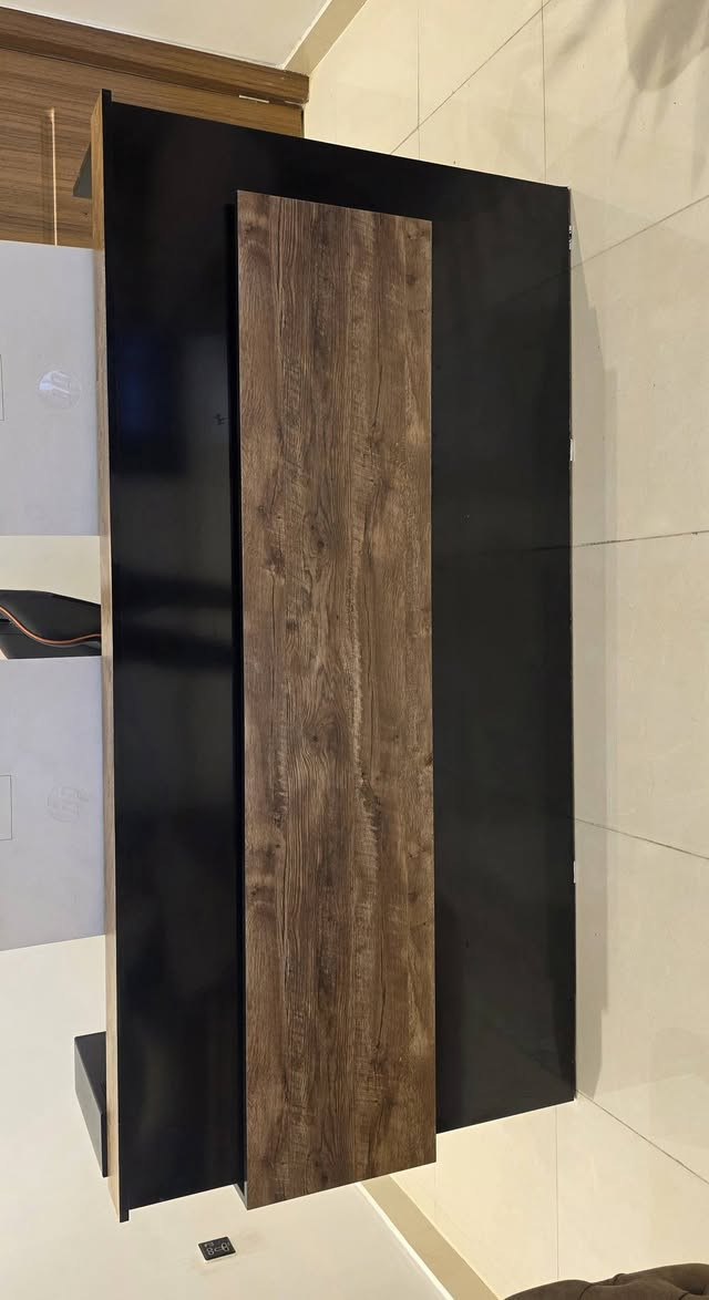 ميز عدد ثنين شغل عراقي درجة اوله مو من اذني الجاهز ينفعن مال كاشير او دراسة او شغل حاسبة 
طول الواحد متر و80 × 40 عرض × 90 ارتفاع
الميوزة بيهن نشرات اضائة + كل ميز بي ثنين بلك سويج يعني كاملات من كلشي مكاني الاعضمية ***********
كلفني الواحد 350 الف  
اني ابيع الواحد على ال250 وبي مجال اذا ثنينهن
