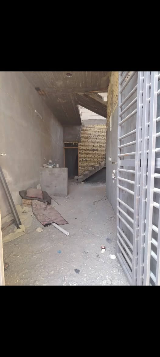 بيت زراعي طابقين  ناقصه بس سيراميك وبياض للبيع 100متر شارع لايمام علي يبعد عن شارع رئيسي مال ناصريه خمسين متر 
البيت يتكون من غرفه وصاله ومطبخ ودوانيه ومنور وصحيات داخليه وخارجيه طابق ثاني يتكون من غرفتين غرفه كامله وغرفه بعدهي عوزه كم ساف وعكاده لطابق ثاني  وطابق ل اول كونكريت سعر 45 اتصال ع رقم ***********
