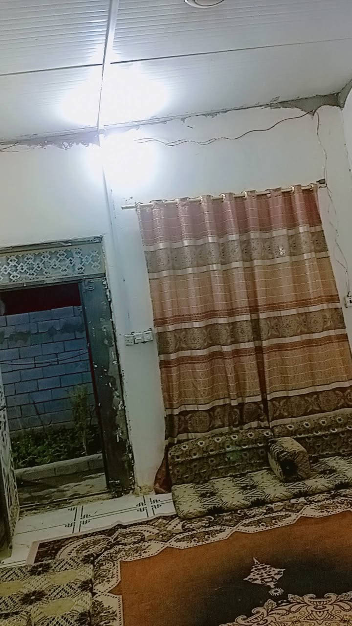 بيت زراعي بحي الاندلس 
مساحته ٢٥٠ غرفتين وديوان ومطبخ وحديقه وحمامات داخليه وخارجيه وباقي من القطعه  تكدر تسوي غرف او بيت ثاني كهرباء زينه ماء خطين البيت سندويش والحمامات الخارجيه مسلح مع انتنات فوق البيبان السعر ٣٥ وبي مجال للاستفسار *********** مكلفه بالنشر
