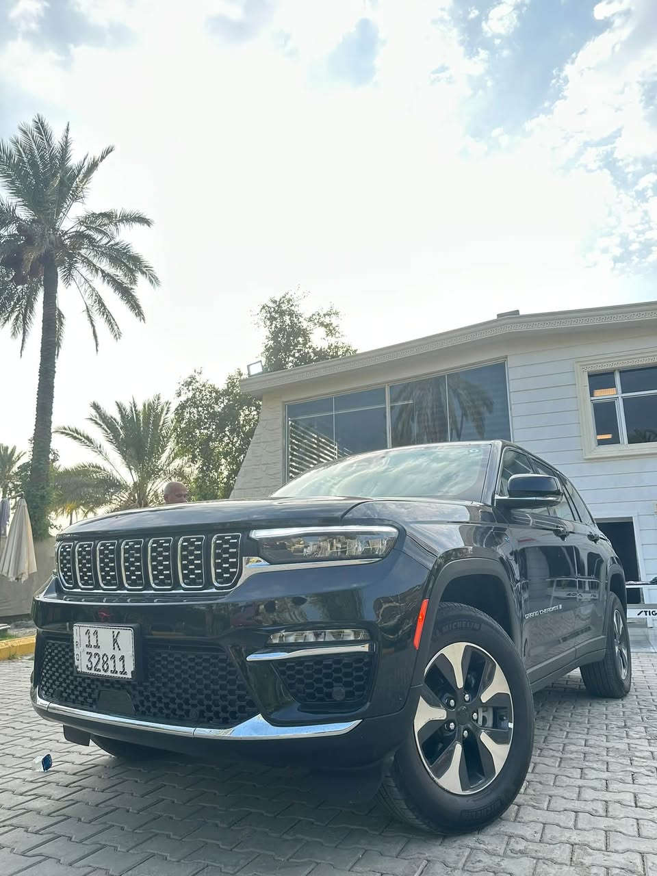 🔴للبيع جيب كراند شيروكي هايبرد 🔴

✅ الموديل: 2025
✅ الفئة: 4xe Limited (Plug-in Hybrid)
✅ اللون: اسود
✅ ماشية 4الف بعده زيرو مماشيه بل العراق
✅ رقم بغداد  شهداء اسويلك وكالة عامه
✅ الحالة: حادث جاملغ وبنيد،  
أبرز المواصفات:
🔹 محرك 2.0 لتر تيربو مع نظام Plug-in Hybrid بقوة إجمالية 375 حصان
🔹 ناقل حركة أوتوماتيكي 8 سرعات 
🔹 نظام دفع رباعي Quadra-Trac II.
🔹 إمكانية القيادة الكهربائية لتوفير الوقود.
🔹 شاشة لمس 10.1 بوصة تدعم Apple CarPlay وAndroid Auto لاسلكياً.
🔹 شاشة عدادات رقمية.
🔹 مقاعد جلد كهربائية مع تدفئة للمقاعد الأمامية.
🔹 مقود مدفأ متعدد الوظائف.
🔹بانورما سقف
🔹 تشغيل بصمة (Keyless Entry & Push Start).
🔹 كاميرا خلفية مع حساسات أمامية وخلفية.
🔹 مثبت سرعة ذكي مع أنظمة أمان متقدمة.
🔹 نظام المحافظة على المسار، والتحذير من الاصطدام، ومراقبة النقطة العمياء.
🔹 مكيف أوتوماتيكي ثنائي المناطق.
🔹 مصابيح LED أمامية وخلفية.
🚗 سيارة تجمع بين الفخامة، الأداء القوي، والاقتصاد في استهلاك الوقود، ومناسبة للاستخدام اليومي والسفر.

📍 الموقع: بغداد شارع فلسطين 

  السعر مناسب اتصل ع رقم وتدلل 

📞 للاستفسار والتواصل:
***********
***********

للجادين فقط.
