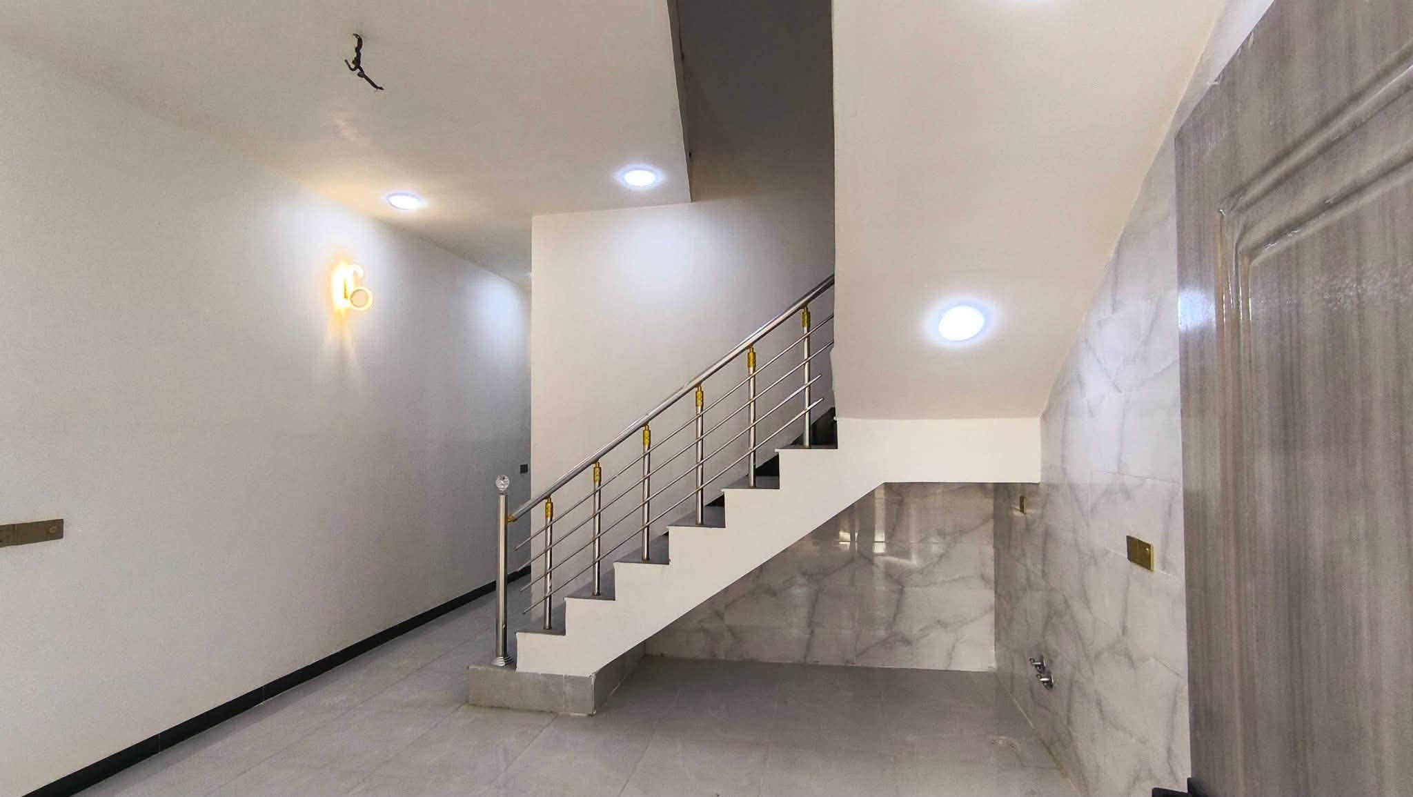 دار للبيع مساحة ١١٥ متر
🏠مواصفات الـدار 

 صالتين 
غرفة نوم عدد 3 
مطبخ 
استقبال 
صحيات داخليه وخارجيه

طـابو صرف بنـاء كونكريت 

بناء حديث غير مسكون جاهز تسليم مفتاح 

📍 عنوان الدار حي الفرات مقابل مدرسة المتميزات الجديده المدرسة الصينية 

للاستفسار اكثر خاص

او الاتصال ***********
