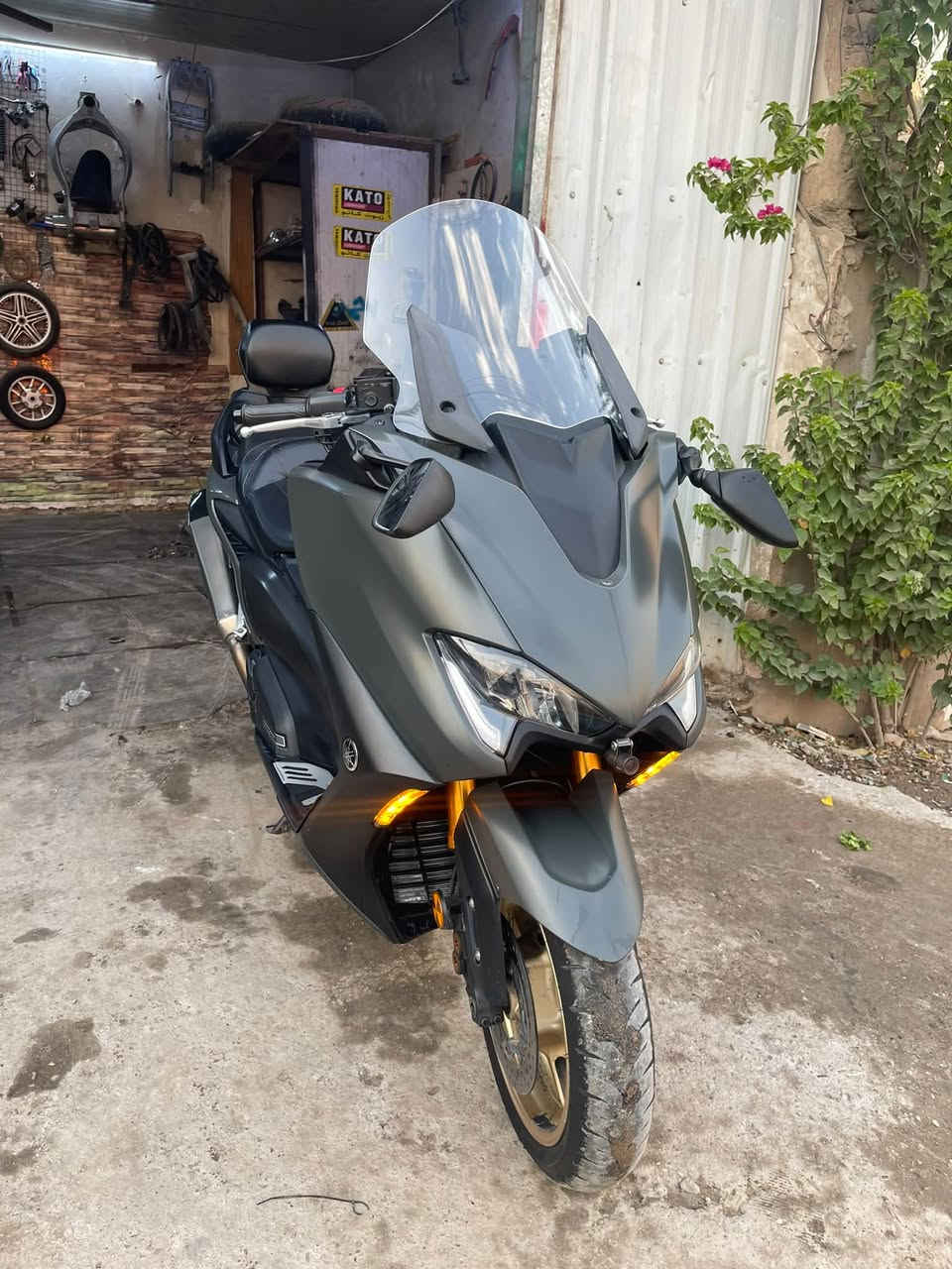 سلام عليكم 
Tmax2021-560
ماشيه ٣٦ ألف 
تاج ماكس اعله فئه 
بيها صالنصه اكره اصليه 
وتجوه وقاعده مال رقم
مكفوله مابيها اي نقص للستفسار 
 واتساب***********
مكاني بغداد
