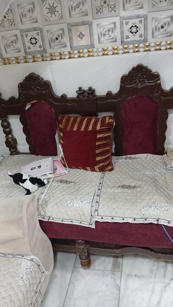 سلام عليكم أغراض بيت لبيع   غرفه تركيه سعره ٤٠٠ نضيفه. بس يراد اله ضب مجرات  تخم ٨ معقد ٢٠٠ ديوان ٧٥ كاونتر ٣٥٠بيهن مجال اتصل. ***********
