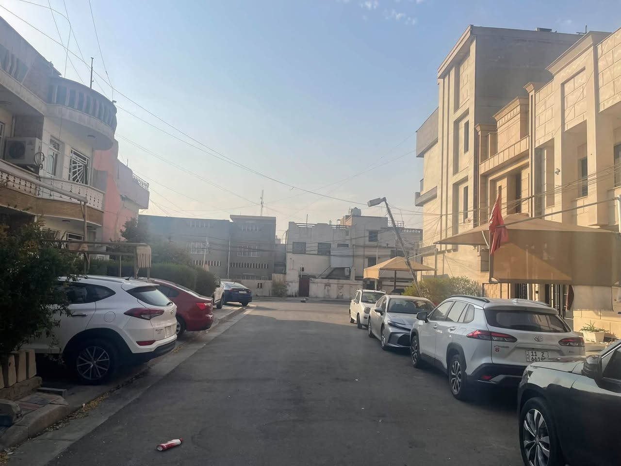 للبيع مشتمل مسلح نظيف جداً اربع طوابق المساحه 88 متر واقع حال 90 الواجهه 5،30 والنزال 16،5واقع حال 17 متر يحتوي الطابق الاول على مدخلين استقبال ومدخل للهول الحولي ومطبخ معزول وخدمات ومنور والطابق الثاني غرفتين نوم وخدمات والطابق الثالث غرفتين نوم وخدمات والطابق الرابع بيتونه وسطحين الموقع شارع فلسطين محله 502 باحلى واهده فرع قرب شارع الحاسبه وقرب السوك قرب مدرسة المتميزات للبنات للاتصال *********** او *********** شركة الخيمه للعقار

