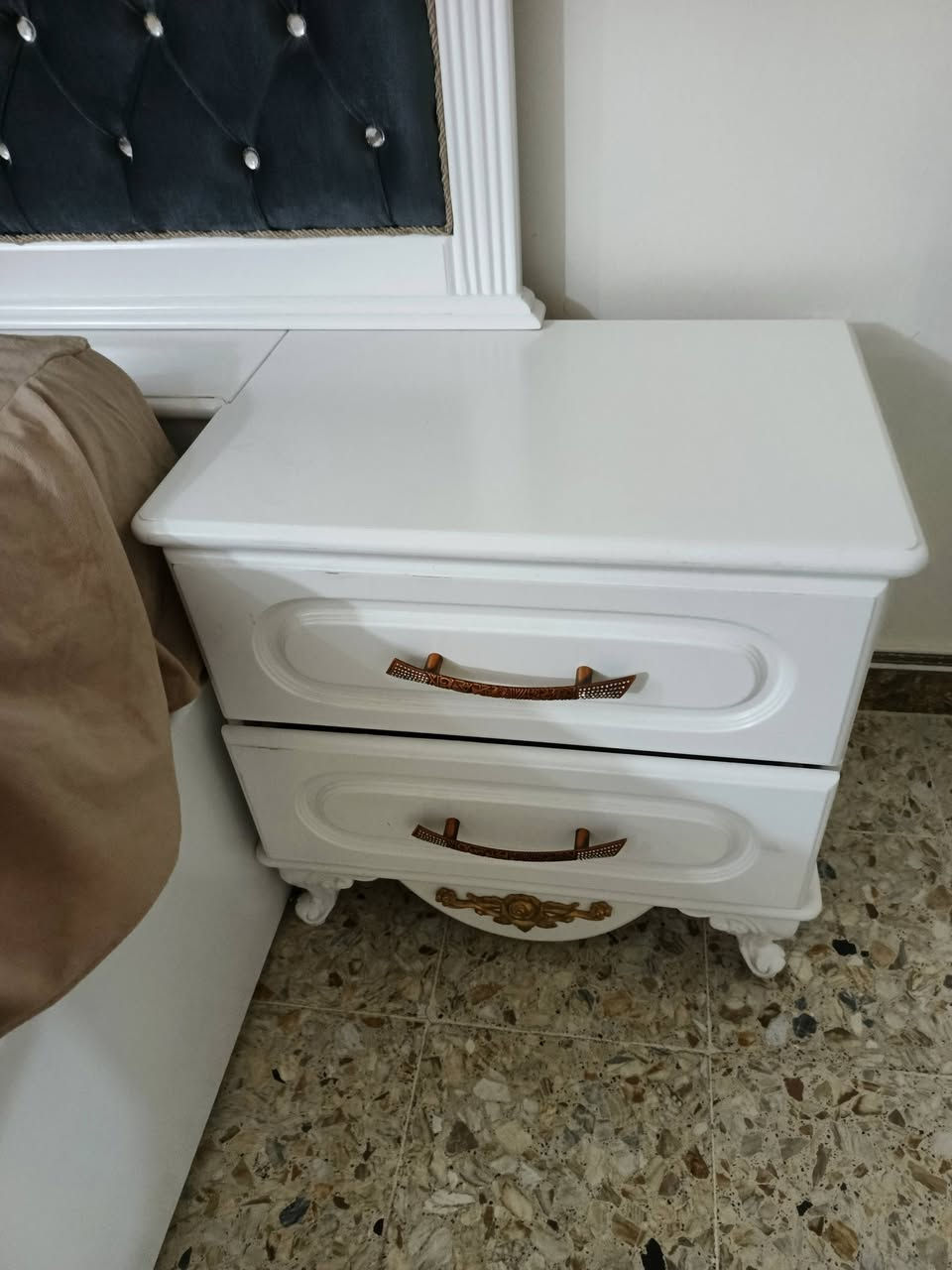 السلام عليكم من رخصة صاحب لكروب 
غرفة نوم للبيع عمل عراقي جديده استخدام قليل
 درجه اولى شغل ثقيل مكان تكريت للاتصال ***********
