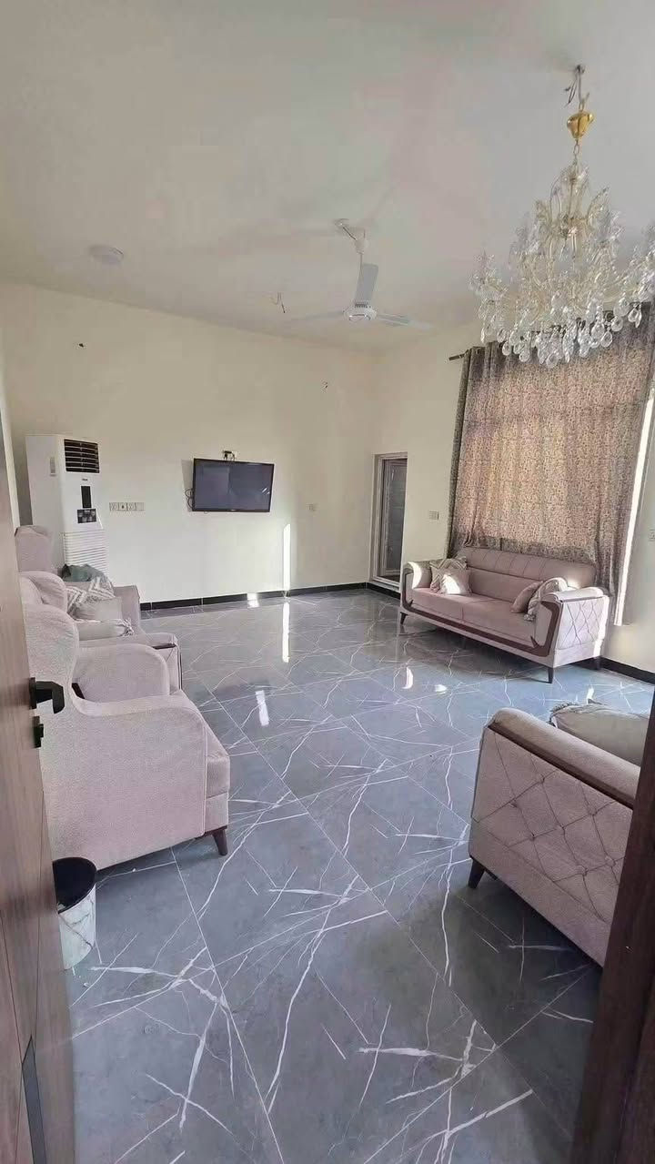 بيت للبيع 
المساحه : 200 م زراعي كونكريت مساح 
الموقع: حي الجامعة مجاور حيدر ابن حجي هندي 
بناء جديد + جاري العمل بالواجهه
محتويات البناء ( غرف نوم 2 + مطبخ حار وبارد + استقبال + صاله + صحيات داخليه وخارجيه + مخزن مع البيتونه 
خدمات كامله الاستفسار تصال ‏‪***********‬‏
