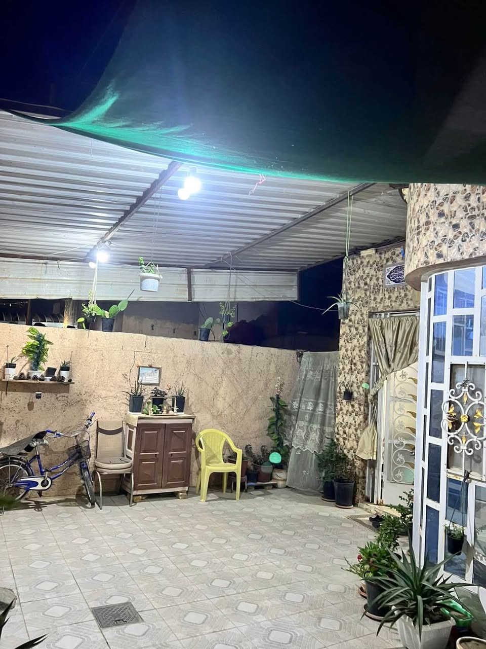 سلام عليكم ..
البيع : بيت ركن طابو زراعي سند 25.
يحتوي : غرفتين 5x5 و استقبال 4x6 ومطبخ 4x5 ومجموعة صحيات داخليه وخارجيه ومخزن ومنور داير البيت .
بناء : طابوق كامل شينمان .  
موقع : بستان فليح سبتي فرق شارع عن حي عسكري الشرقي .
سعر : 68 وبي مجال للشراي .
تواصل واتساب ‭***********
