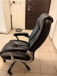 كرسي مكتبي للبيع تواصل على الرقم 07766897233