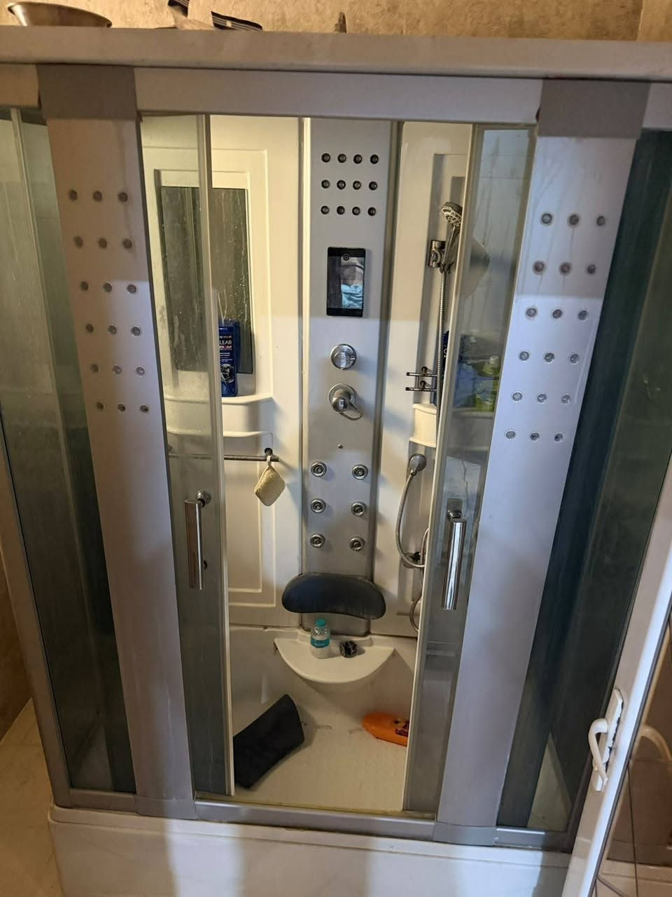 تمام تم التعديل 👌
*للبيع كابينة حمام فاخرة متكاملة - حالة ممتازة* 🔥🚿

حول حمامك لسبا منزلي متكامل!

*المواصفات:*
- *ساونة + بخار* للاسترخاء وتنشيط الدورة الدموية
- *بانيو + دوش جاكوزي* بمساجات مائية
- *نظام صوت بلوتوث* لتشغيل الموسيقى
- *تنقية ماء* للحفاظ على البشرة
- *دوش مطري + دوش يدوي + رفوف تخزين*
- *زجاج سميك وهيكل متين*
- *الحالة: ممتازة جداً*

*السعر: 300,000 دينار* 
قابلة للتفاوض للجادين

*الموقع: شارع 20*
للاستفسار والمعاينة:
************* 📞

الفرصة ما تنتظر.. تواصل هسه
