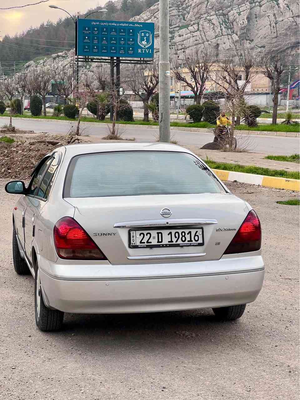 نیسان سەنی  2009 یابانی 
بێ بۆیاخ بێ دەعم و لێدران
 فول ماسەفات چوار جام کارەبا 
کەلو عینە گێر عادی 
  گێڕو مەکینە بەشەرت

 دەعامی بۆ دەعامی بەشەرت
 ماڵی دۆست  
سەنەوی تا کوا 2030 نوێ 

ژمارەی خاوەنەکەی 
*********** رانية, السليمانية
