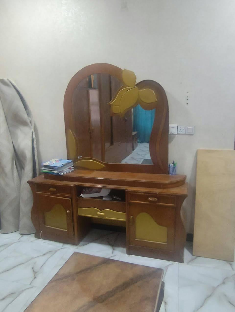 غرفه تركيه درجه اولى للبيع بمليون وربع
غرفه عراقيه ثقيله صاج تزكام طابقين ب٧٥٠

