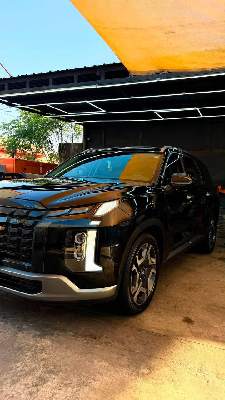للبيع او مراوس هونداي باليسايد Limited 2023 وارد أمريكي 🇺🇸
بدون ايرباك بدون دواخل ماشيه 46 الف كيلو وليس ميل 
السعر 275 وبيه مجال 

✔️ الفئة: Limited (ليمتد)
✔️ موديل: 2023
✔️ وارد أمريكي
✔️ محرك V6 سعة 3.8 لتر بقوة 291 حصان
✔️ ناقل حركة أوتوماتيك 8 سرعات
✔️ شاشة معلومات وترفيه 12.3 إنش
✔️ كاميرات 360 درجة
✔️ شاشة عرض على الزجاج الأمامي (HUD)
✔️ فتحة سقف بانوراما مزدوجة
✔️ مقاعد جلد كهربائية مع تدفئة وتبريد للمقاعد الأمامية، وتدفئة للمقاعد الخلفية
✔️ ذاكرة لمقعد السائق
✔️ شاحن لاسلكي للهاتف
✔️ نظام صوت Harman Kardon الفاخر
✔️ Apple CarPlay وAndroid Auto
✔️ تشغيل بصمة ودخول ذكي
✔️ باب خلفي كهربائي
✔️ حساسات أمامية وخلفية
✔️ مثبت سرعة ذكي (Adaptive Cruise Control)
✔️ نظام المحافظة على المسار، مراقبة النقطة العمياء، وفرملة الطوارئ الذكية
✔️ جنوط ألمنيوم قياس 20 إنش
✔️ تتسع لـ7 ركاب (مقاعد كابتن في الصف الثاني). (Edmunds)

السيارة بحالة ممتازة وجاهزة للفحص.
للاستفسار والمزيد من التفاصيل يرجى التواصل على الخاص أو الاتصال. ***********
مكان السيارة الرمادي
