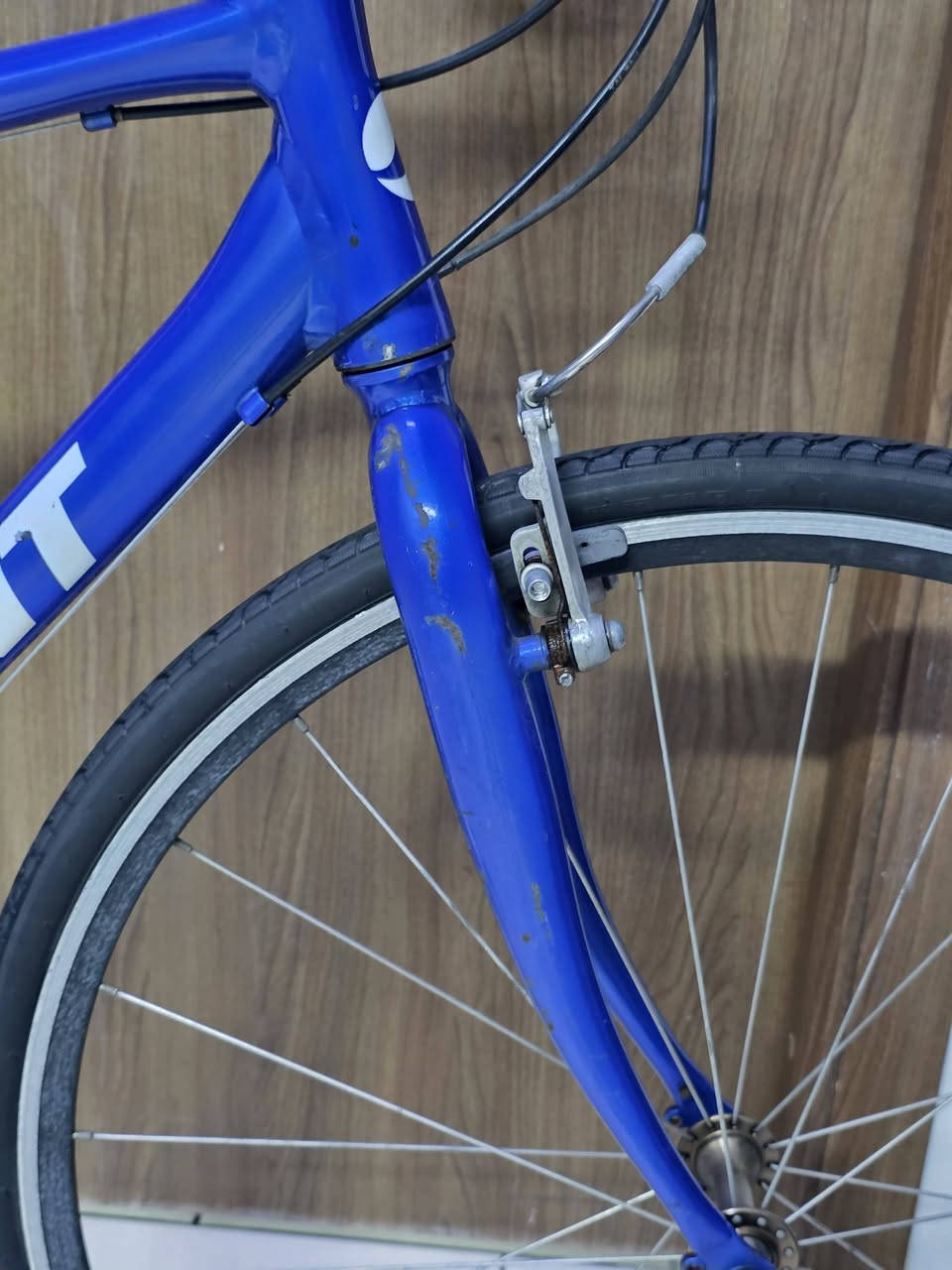 السلام عليكم دراجة Giant Escape R3 باللون الأزرق المميز 🔵
مواصفات الدراجة

الحجم 28 
قياس الأطارات 700×28C اطارات بلادية شركة Kenda 
السستم شيمانو التوس ALTUS مكون 24 سرعة 8 سرعات خلفي و 3 امامي والكاسيت Shimano HG 
البريكات Tektro 
ويالة Giant بلادية قطعة وحدة 
الدراجة نظافتها موضحة بالصورة 90% كلش نظيفة ومميزة وكلها بلادية و على وضع الشركة 

غير مستخدمة داخل العراق
السعر 220 وبيها مجال ان شاء الله
مكاني بغداد - مجمع بسماية للاستفسار خاص او على الرقم *********** متوفر واتساب
