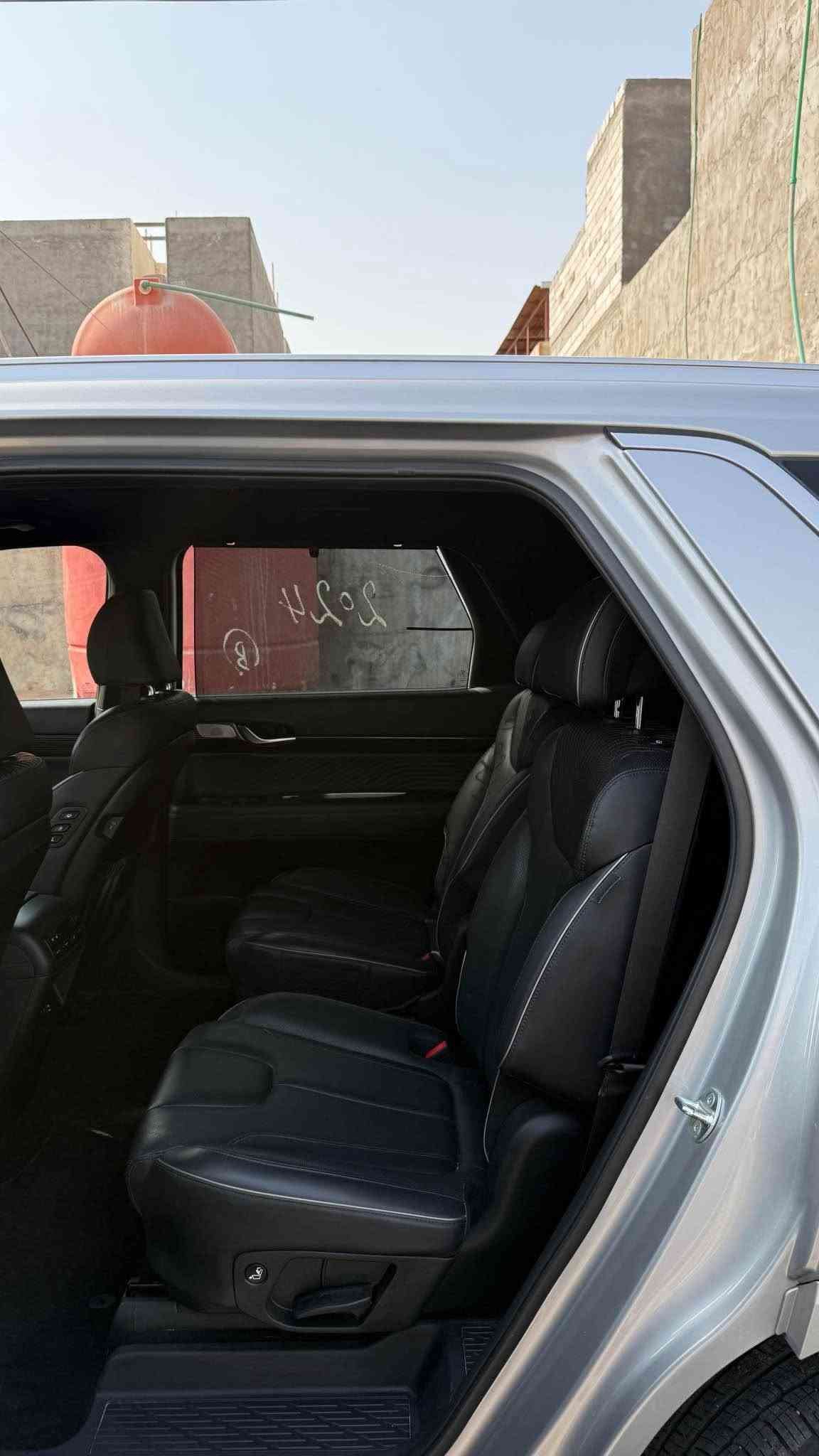 السلام عليكم 
للبيع هيونداي بلسايد 2024 وارد كوري فول اعلى مواصفات بالبلسايد بيهة 3 قطع جاملق وبنيد وباب الباقي كفالة رقم بصرة تحويل ثاني السيارة حيل جديدة ماشية ١٢ الف كيلو وجاهزة ما بيهة اي نقص 
مواصفاتها 
كشنات جلدVip وتدفئة وتبريد ومساج 
عينة دجتل 
مراية وسطية كامرة 
وضعيات قيادة 
تبريد مركزي 
داتاشو (عداد بالجامة الامامية ) 
وبعد بيهة هواي مواصفات 
السعر ٢٤٠ وبيهة مجال وبالعافية على الياخذها 
*********** البصرة, العراق
