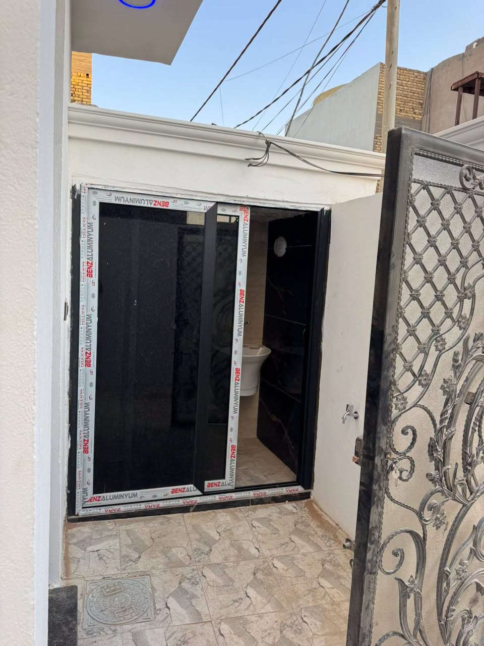 دار سكن للإيجار 
بناء حديث غير مسكون 
حي التقيه قرب المستوصف 
""""""""""""""""""""
المساحه / 100 متر 
واجهه / 5 متر 
"""""""""""""""""""""
الطابق الأرضـــي 
غرفه نوم/ صاله/ استقبال/ مطبخ/ مجموعتين صحيه/ طارمه 
الطابق الأول 
غرفتين نوم/ صاله/ مجموعه صحيه/ سطح 
"""""""""""""""""""""
للاستفسار مراجعـــــة مكتـــب النخبة للعقار والمقاولات العامه الكائــن حي العروبه شارع المتحف مقابل ايسي كريم الإيطالي او الاتصال على الأرقام التاليه 
***********
***********
