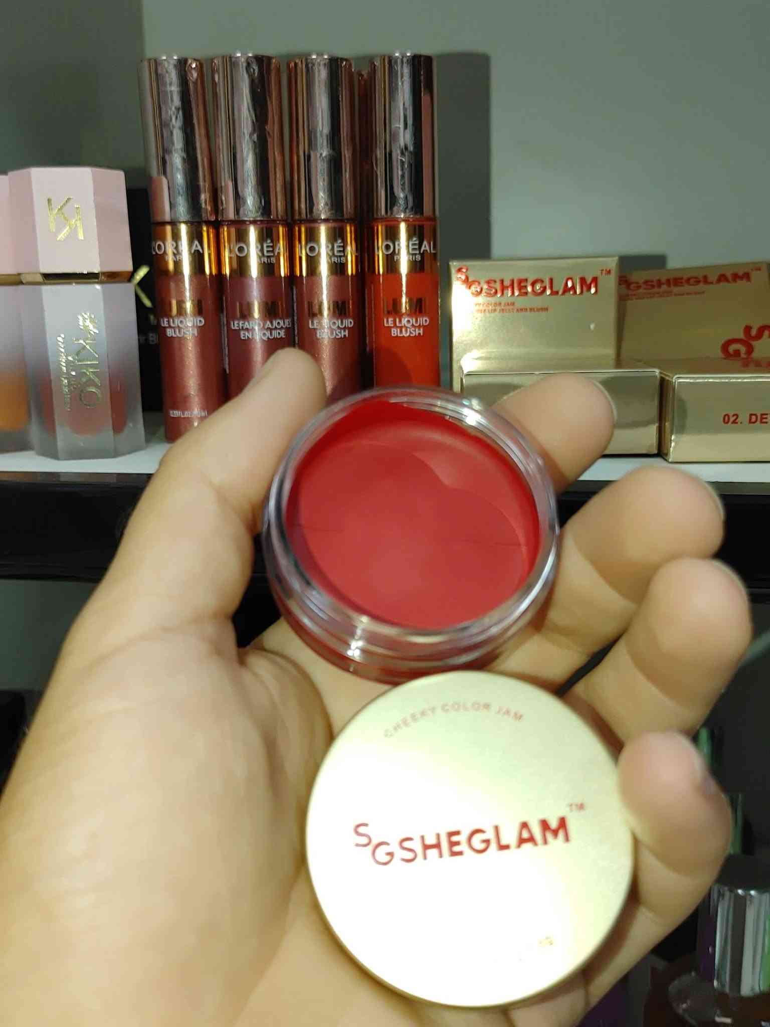 كريم شفاه وبلاشر  (احمر خدود) بلمسة واحدة! 🌸
💄✨ SGSHEGLAM Cheeky Color Jam ✨💄
منتج مزدوج الاستخدام يمنحك:
💋 شفاه جذابة ولامعة
🌹 خدود ورديّة طبيعية ومنعشة
بألوان متعددة تناسب كل الأذواق: Romance 💕 | Devotion 🌷 | Cherish 🍒
تركيبة جيلاتينية خفيفة، سهلة التطبيق، تدوم طويلاً!
📩 للحجز المباشر: راسلونا على الصفحة أو واتساب
📱 ***********
🚚 التوصيل سريع وآمن لكافة المحافظات
📍 أو زوروا متجرنا وجربوه بأنفسكم:
أوركيد بيوتي - شارع الكماليات، مجمع النوري، داخل القيصرية (قرب بيت عدنان)
#أوركيد_بيوتي #مكياج #بلاشر #احمر_شفاه #SGSHEGLAM جمال ميكب موضة عناية_بالبشرة تسوق_العراق

نص مكتوب في الصور:
- SHEGLAM