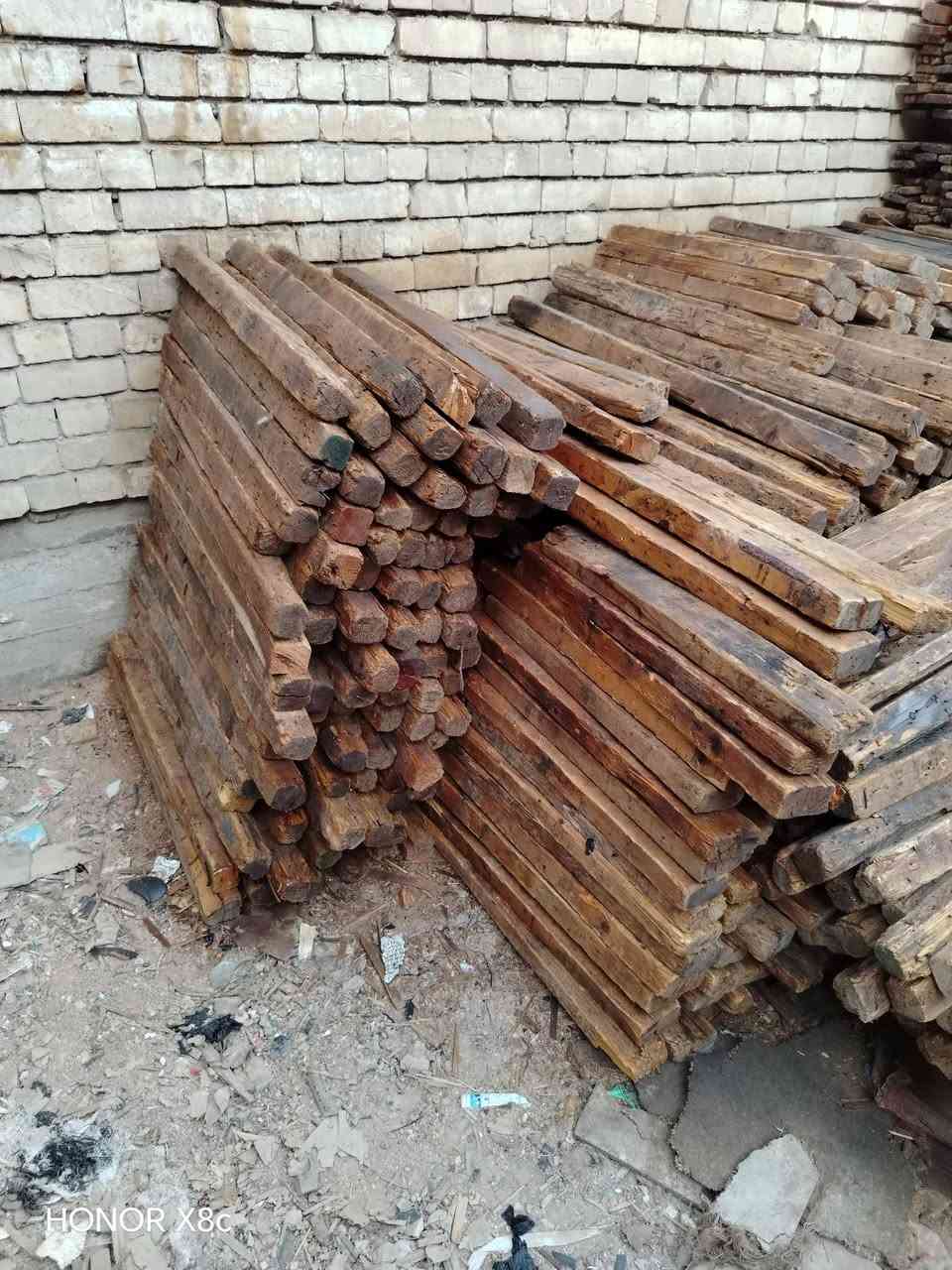 قالب خشب للبيع روسي تارس مساحه 300 متر العدد 15 مكعب العنوان بابل ***********

