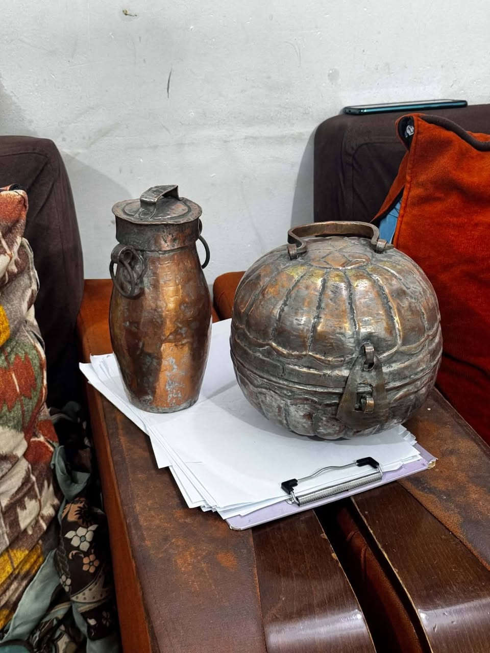 قطعتين  قديمة ورائعة دبة دهن حر حجم صغير قياس ٢٠ سم معى ركية حمام قياس ٢٥سم ارتفاع عرض ٢٥ سم *********** بغداد
