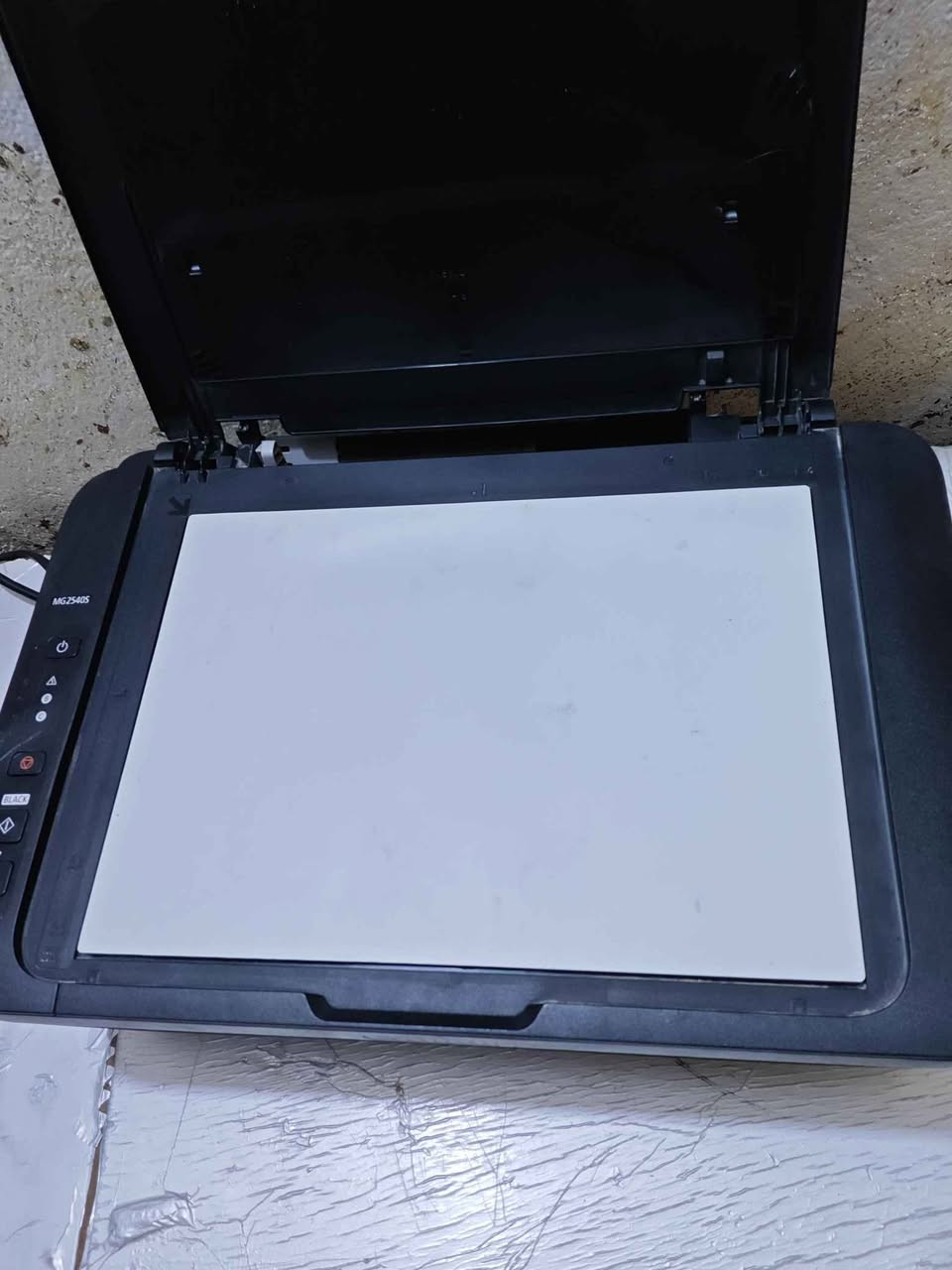 اجتني وي الغراض 
للبيع: طابعة كانون كولور متعددة الاستخدامات (Canon PIXMA MG2540S)
​النوع: طابعة حبرية (Inkjet) ملونة.
​المهام: 3 في 1 (طباعة + استنساخ/سحب + ماسح ضوئي Scanner).
​الحالة: [جيدة].
​الملحقات: [تحديد الملحقات: الوايرات/الكيبلات الأصليّة، المحولة، الأحبار، الكارتون، إلخ].
​المميزات:
​حجم مدمج وعملي: ما تأخذ مجال على المكتب، مثالية للمنزل أو الطلاب أو المكتبات المصغرة.
​دقة عالية: طباعة نصوص جافة وواضحة وصور ملونة بدقة تصل إلى 4800 \times 600\text{ dpi}.
​اقتصادية وسهلة الاستخدام: تدعم خراطيش الحبر الأساسية (PG-445 / CL-446) أو خراطيش الـ XL لإنتاجية أكبر.
​توفير الطاقات: تشغيل تلقائي وتأتي بنظام حبر ملون وآخر أسود.
​السعر: [35]
​الموقع/التوصيل: [ميسان حي النداء ومتوفر توصيل]
​للتواصل: [***********] عمارة, ميسان
