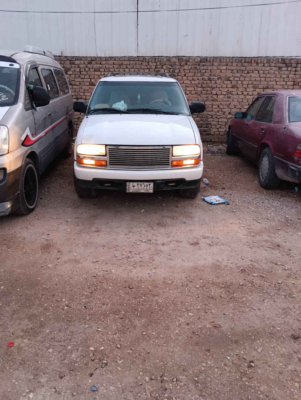 جيمسي جيمي بلايزر موديل 2000 رقم بغداد الجديد  سنوية 2031 محرك عاطل يرادلها طابوكة  گير بحالة جيدة البدي نظيف جداً السعر 42 ورقة وبيها مجال قليل مكان السيارة كركوك رقم الهاتف ***********
