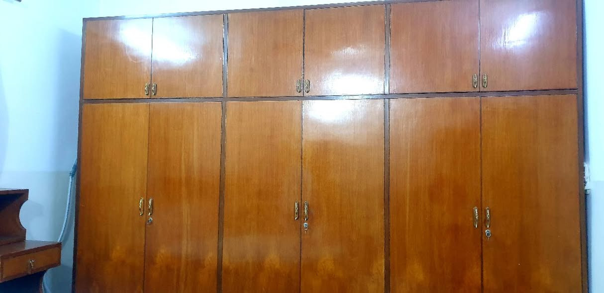 مساء الخير عندي هاي الغرفة مكونه من كنتور ٦ ابواب مع ملحق حيل نظيف
و ميزتواليت و زاوية و الخ زاوية مثلثة 
سعرها ٤٠٠  بيع مستعجل 
المكان برطلة  
الرقم ***********
