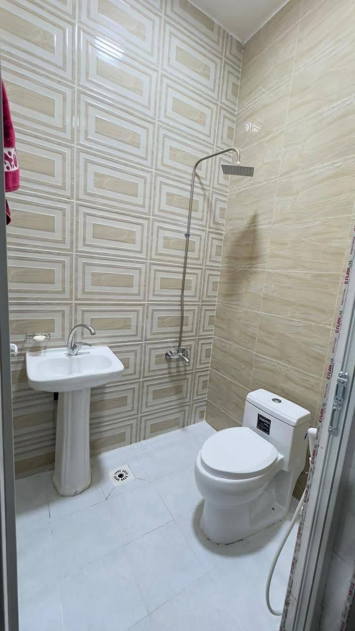 🔥بيييع مستعجل
🏠 بيت طابقين للبيع – الرمادي / مجمع السلام – الصوفية

📍 الموقع: مجمع السلام – الصوفية، قرب فلكة العلم
📍 شارع أربعين

🔹 مساحة العقار: 200 م²
🔹 شارع مبلط بعرض 15 متر
🔹 طابو صرف – تحويل مباشر
🔹 البيت طابقين

🏡 الطابق الأول:
• غرفتان
• صالة
• مطبخ
• ديوانية
• صحيات داخلية وخارجية

🏡 الطابق الثاني:
• غرفتان
• صالة
• صحيات

✨ المنطقة متوفرة فيها جميع الخدمات
🏫 مدارس
🛒 أسواق
وغيرها من الخدمات
💰السعر:125بيه مجال للشراي 

📞 للاستفسار اكثر مراسله الصفحة
