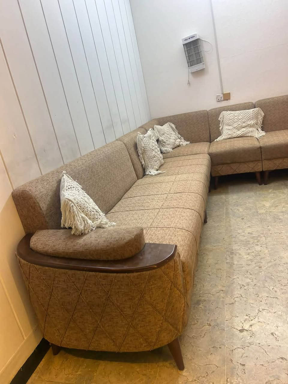 ديوان ١٢ مقعد نظيف ويه كوشات عراقي
اريده ب ٣٧٥ وبي مجال 
مكاني بغداد الشعب حي البساتين 
*********** 
رجاء رجاء فقط الجدي بالشراء يراسلني او يتصل 
ارفعو المنشور بكلمه يالله يرحم والديكم
