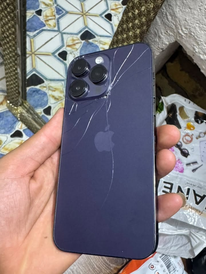 iPhone 14  Pro Max سلام عليكم 
بطـاريه 88  جهاز مكفول ماعدا الضهر
256 
جهاز شحن فول 
بدون ملحقات 
سعر ٧٧٥ بي مجال حق جيه إني خادم ❤️  متوازي ع بيعه
***********
