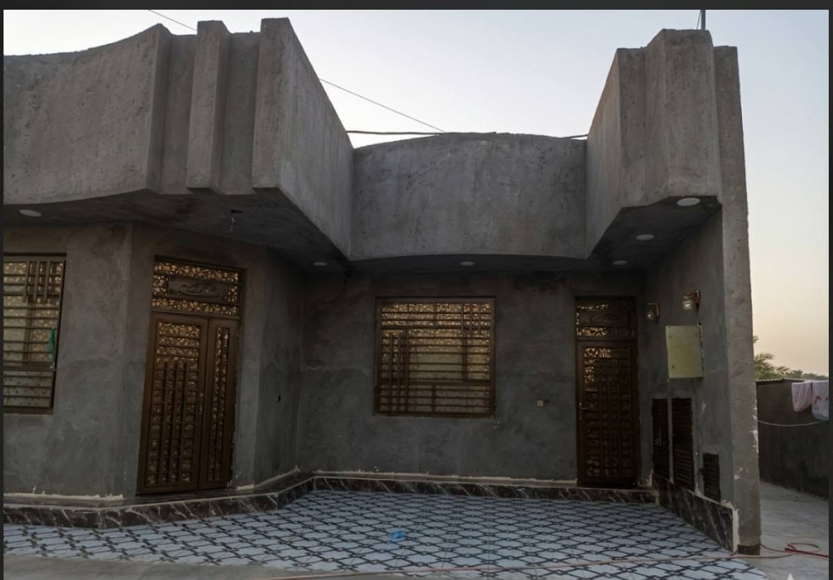 سلام عليكم بيت مساحته البناء 200 المساحه الكليه 700 متر يحتوي على غرفتين نوم ومطبخ وهول وستقبال مجمع صحيات داخليه وخارجيه.سند 25 بسمي تحويل مباشر.

الخدمات كهرباء ما ساله مدرسه تبليط 75متر عن البيت منطقه هاده وحلوه وناسه طيبين 
البيت بناء حديث سنه 2025 
الموقع قرب سيطره الاثار منطقة الفنديه يبعد عن شارع حله بغداد 400متر.
***********

