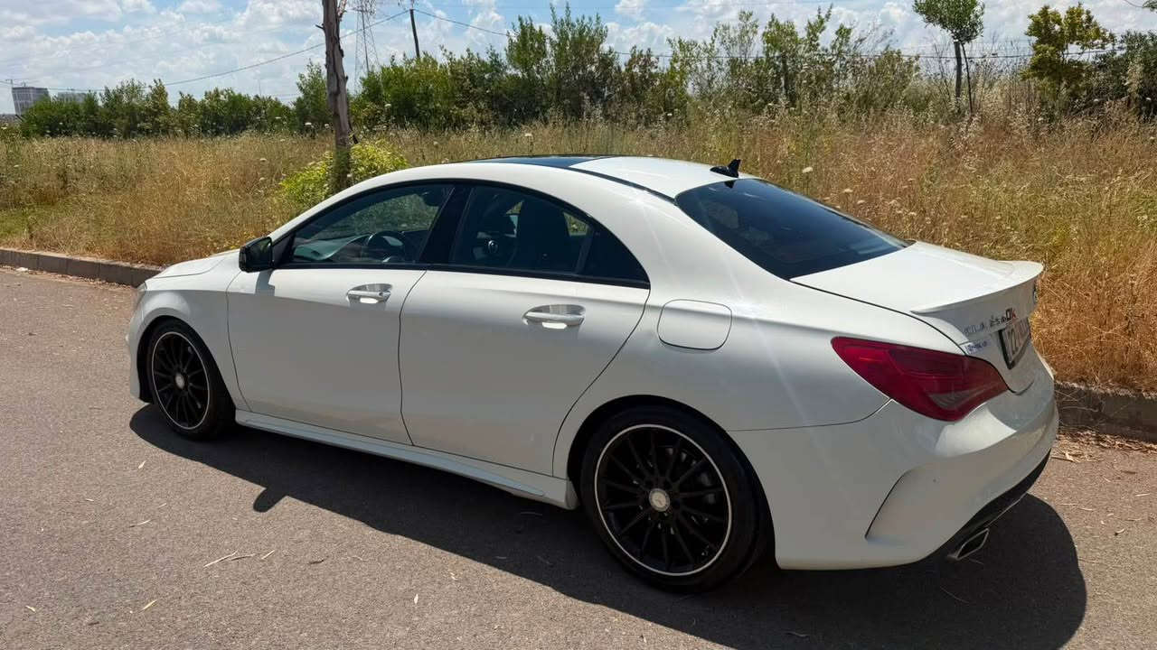 Mercedes CLA 250 AMG
مەکینە ٤ پستۆن ٢.٠ تۆربۆ
فول فول مواسەفات قەپات
پانۆراما. لایت لید. 
هەیکەل کامل AMG بیلادی
.
سبوخ /. تەنها هیلالی جاملخی پشتەوەی سایەق سبوخە.  بەبێ ژۆرێ بەبێ ئێرباگ 
.
سعر ١٤٧ وەرەقە و معامەلە
.
*********** أربيل, العراق

