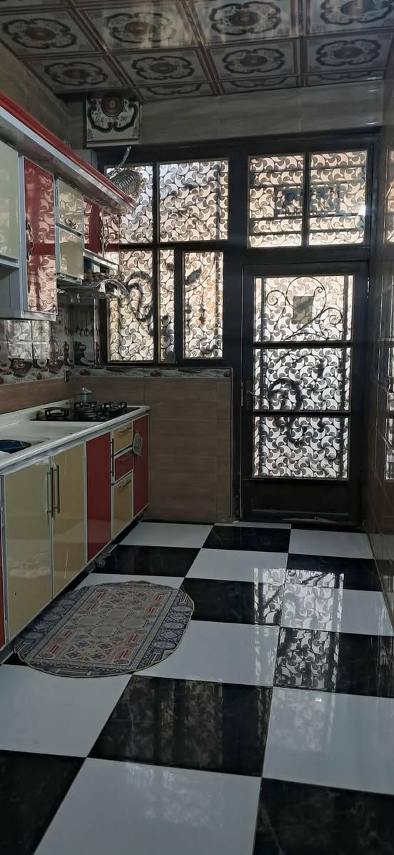 العنوان حي ديان مقابيل البانزيخانه الاهليه فرع ستاذ بدر العبيدي 
البيت للبيع السعر 120 أو بيه مجال 
المساحه 126 
بنيانه طابوك رباط كونكريت سكفه كونكريت 
رقم صاحب الدار ***********
تفاصيل البيت 
غرفه أو صاله أو براني أو مطبخ مجمع صحي خارجي أو داخلي 
أو بيه غرفه فوك
