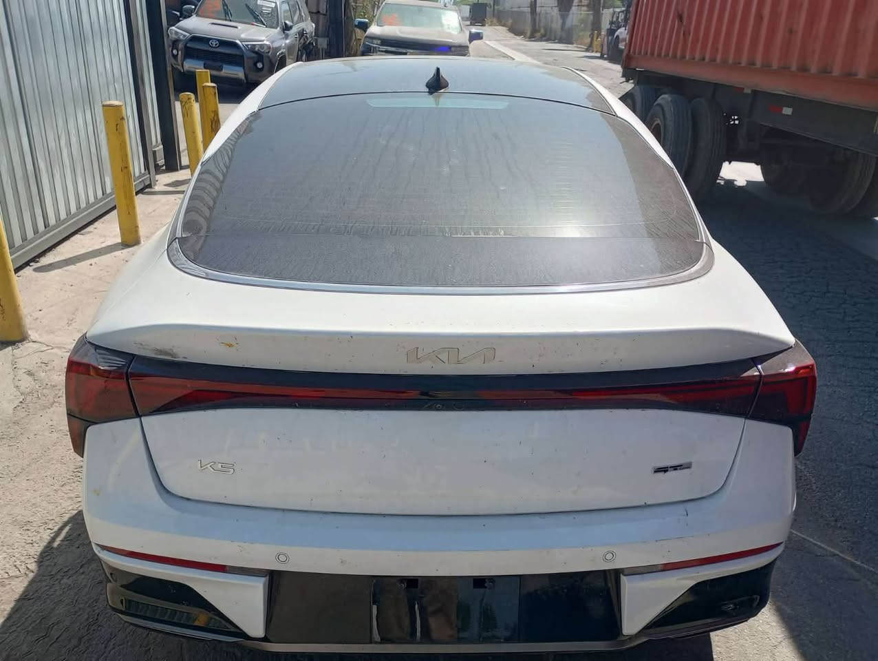 اللون ابيض
موديل 25  فول 1/1 
حادث سطحي بسيط
بصمة  بانوراما 
كشنات جلد احمر قرميدي

السيارة حاليا بالمنطقة الحره

بالامكان ادخالها على كتاب ذوي الشهداء 

او حره 

للتواصل 
واتساب   ***********
