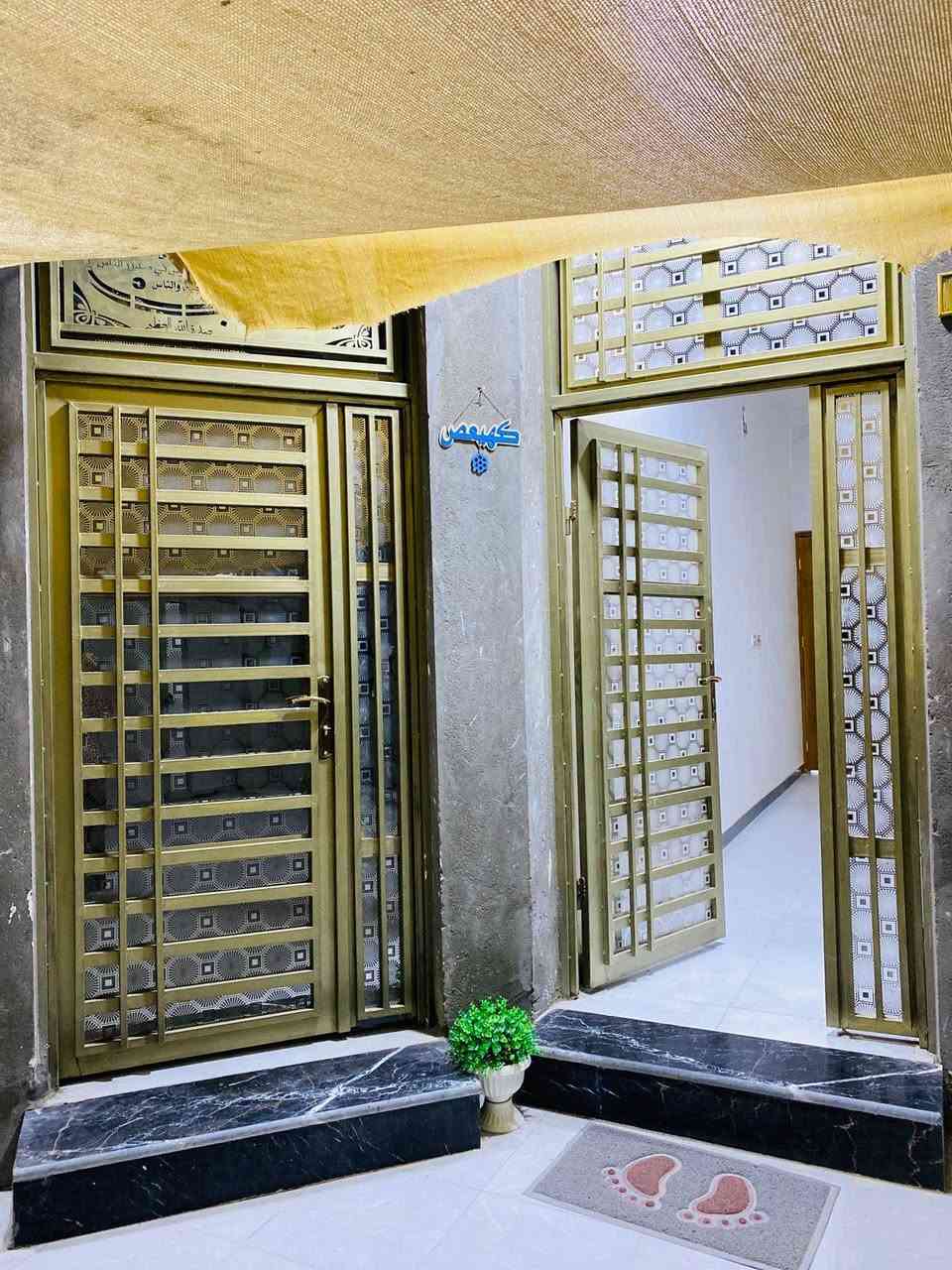 بيت للبيع 250 متر في شارع السفينه
(طابو أسهم) بناء حديث السعر  148 وبيه مجال
يحتوي على 3 غرف وصالة وديوانية مجاميع صحية داخلية وخارجيه مطبخ حار وبارد 
السفينة شارع مدرسة الواثق كافة الخدمات ماء+كهرباء+مجاري
رقم تلفون 
***********
***********
