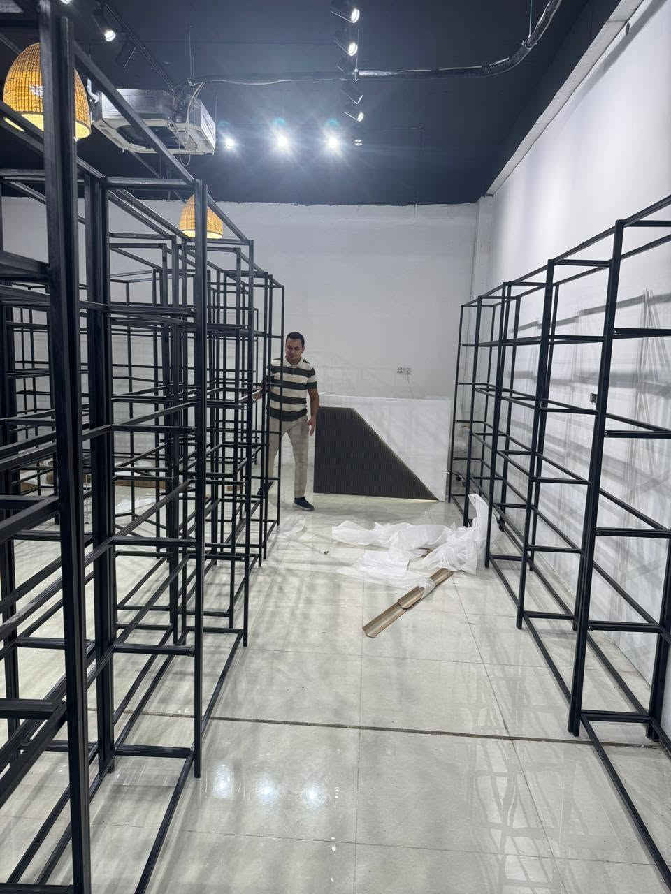 فاترينة رفوف • هيكل حديد • ٢م×١م