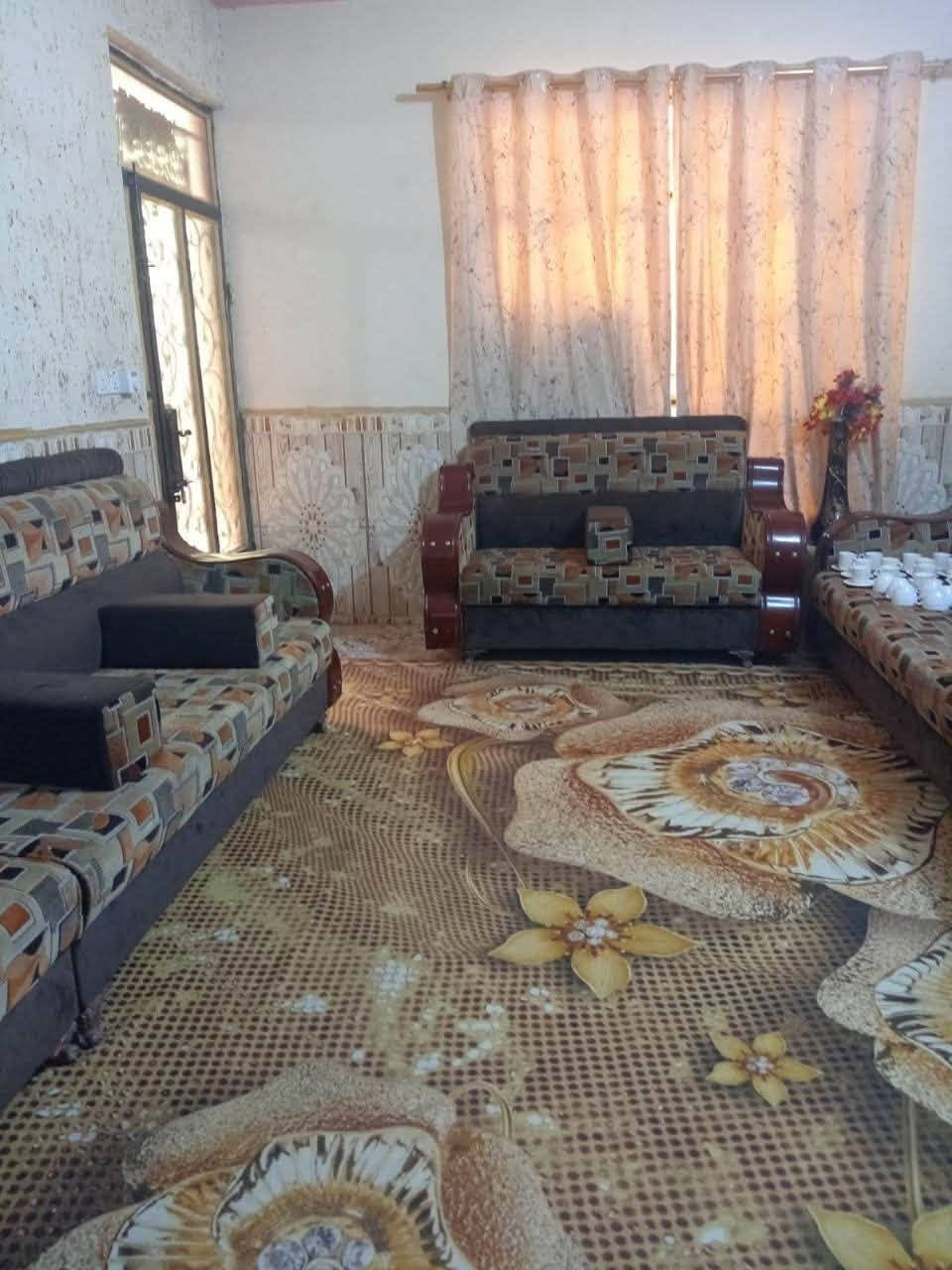 ببت طابقين ٢٠٠ متر
الطابق العلوي معزول 
السعر//  ١٠٥ مليون 
العنوان // بغداد بوب الشام قرب جامع الامام علي
الواجهيه 8 النزال 25 طول الطرمه 6 متر والاستقبال طول 6 متر والعرض 4 المطبخ طول 4 متر  العرض 2 ونص الصاله طول 4 متر والعرض 3 المنور طول 3 عرض متر ونص غرفه نوم 4×4 ترك 2 متر حمام صحيات خارجي هم القاط الفوك نفس الجوه نقص البييتونه ماكامله وارضيه الاستقبال الفوك 4×4 بلكونه مترين على عرض البيت ودرج خارجي محل داخل البيت 3×3 
للاستفسار واتساب فقط ***********
