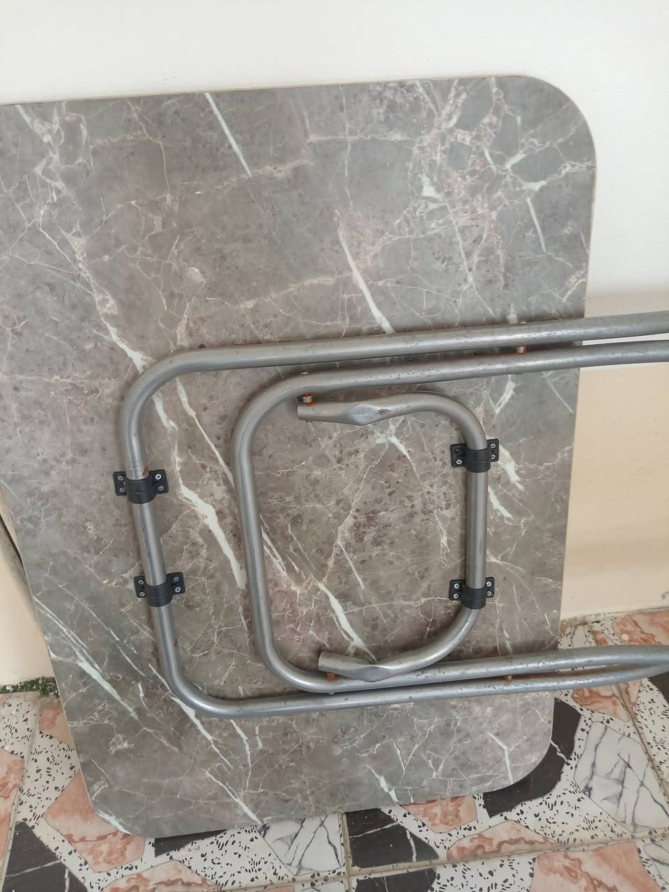 ميز • قفل • يطبك