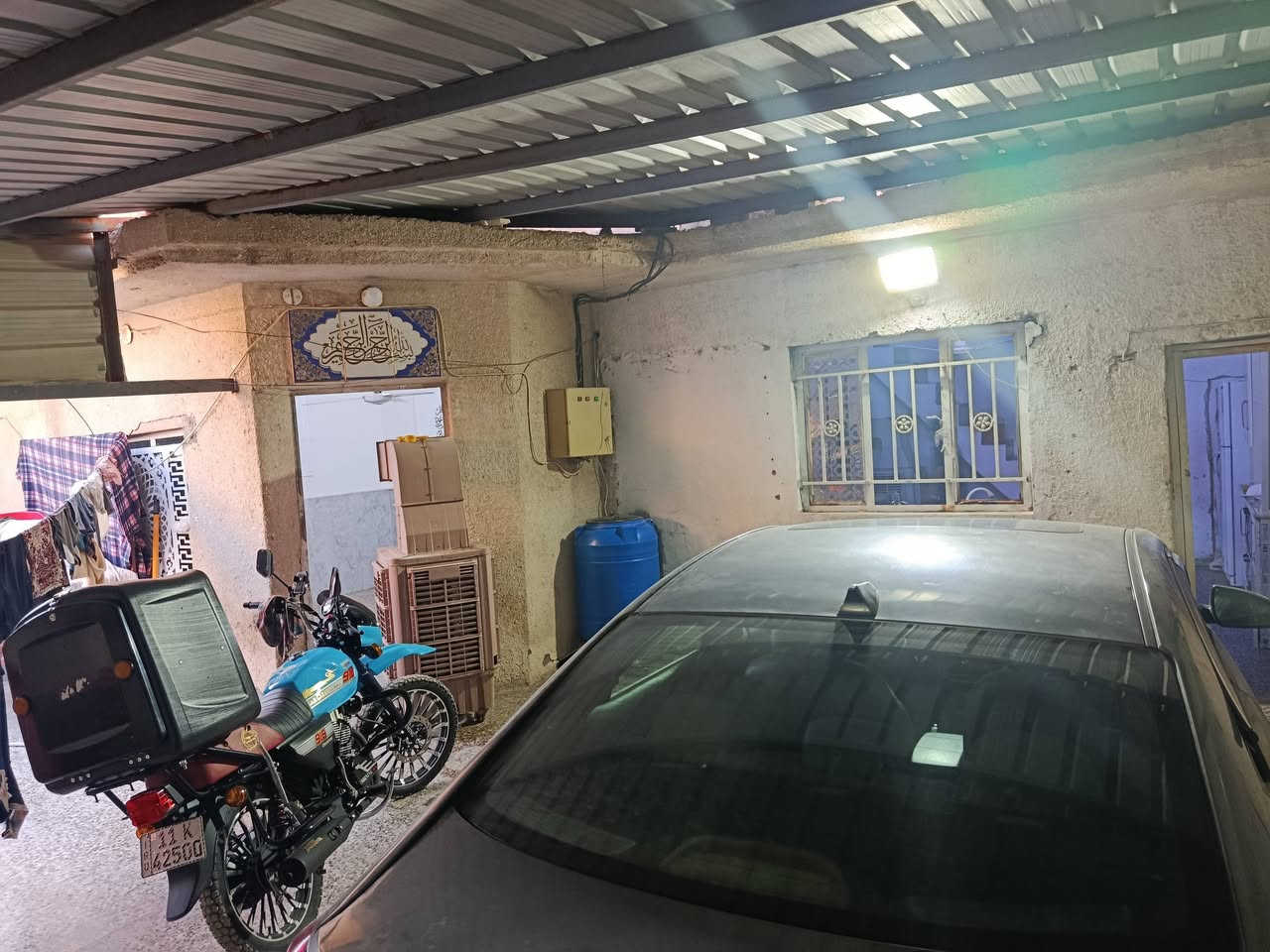 اسلامو عليكم بيت مساحته125الستكشافات بشارع الميه بيت طابقين الول غرفتين وصاله وحمام داخلي وخارجي اطابق اثاني غرفتين وصاله بس اسكف سندويش مال اطابق اثاني السعر70مليون وبي مجال رقم فقط واتساب***********

