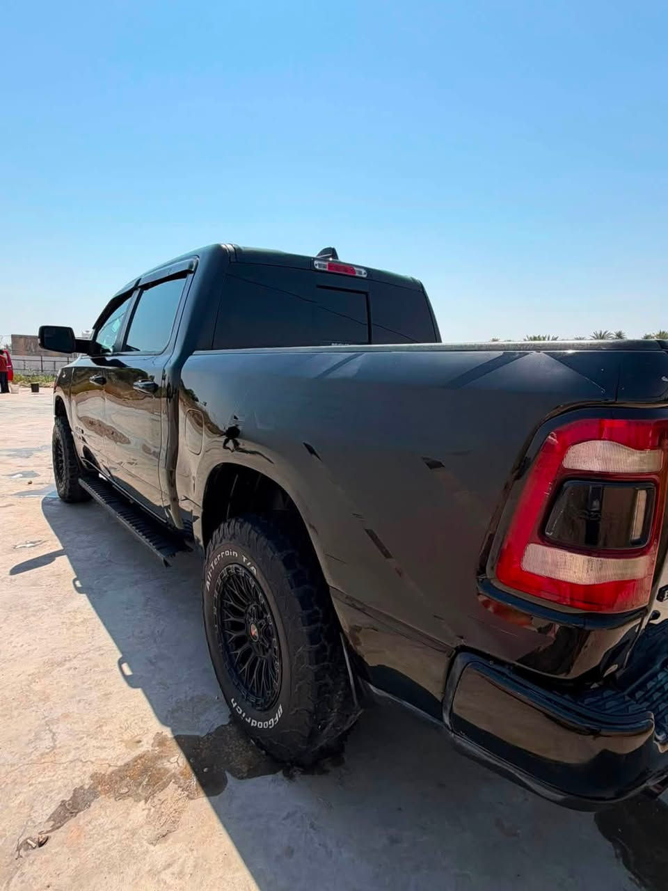 السلام عليكم
دوج رام  DODGE  RAM

موديل : 2020   1500

فـئـة : أسود  

الـضـرر: صفحة جهة السايق اماكن بيها راجعات بارد ضررها بامريكا وصور الحادث ضمن المنشور

الـمواصـــفـــات 

.نـظـام أيـتـورك

.فـورويـل 4x4

.مـحـرك V8. 5700

.شاشه وسط

.أطـفـاء المحـرك عنـد الـوقـوف

.تـايـرات جبليات

.تحكمات ستيرن ومثبت سرعه

.تراكشن وسايد بريك بصمه

.منظومات زنون كلش قويه

.تحديث البنيد ابو الفتحات 

.منظومة غاز ايطالي نحاس خزان 100 لتر 
.الـسـيـاره مرفعها 2ونص انج 

.مكان السياره الديوانيه مابيهه نقوصات جاهزه ونظيفه وجديده جداًً

السعر (230) $ 
***********
