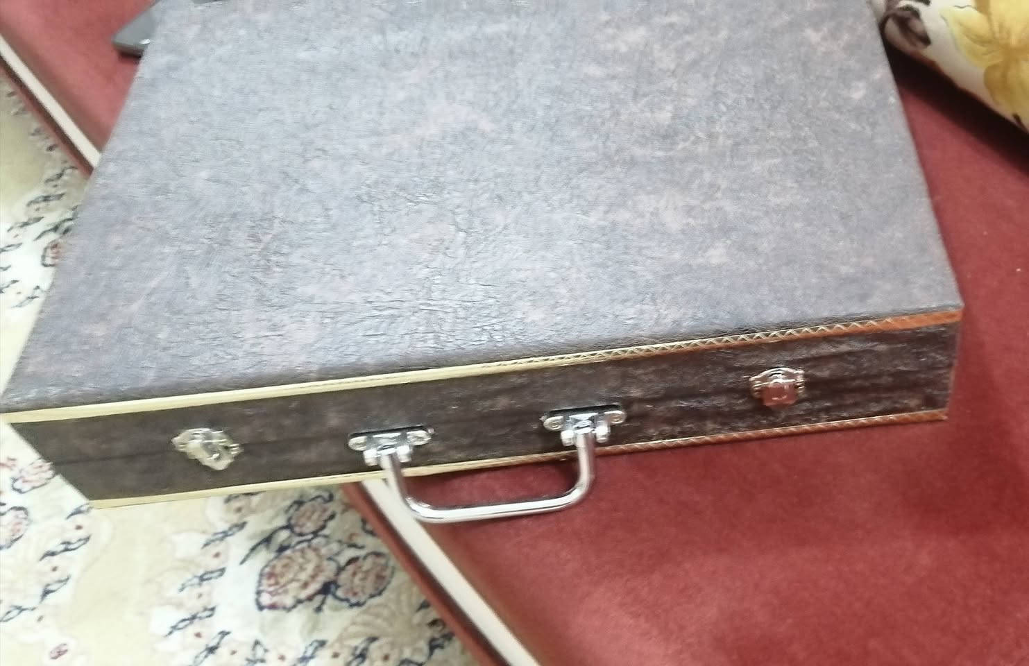 حقيبة تحتوي على ١٠٠ قطعة استسل الاجنبي جديدة للبيع بسعر  ٨٥ الف
